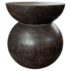Mesa auxiliar redonda de madera de teca, acabado marrón oscuro, diseño en capas, orgánico moderno
