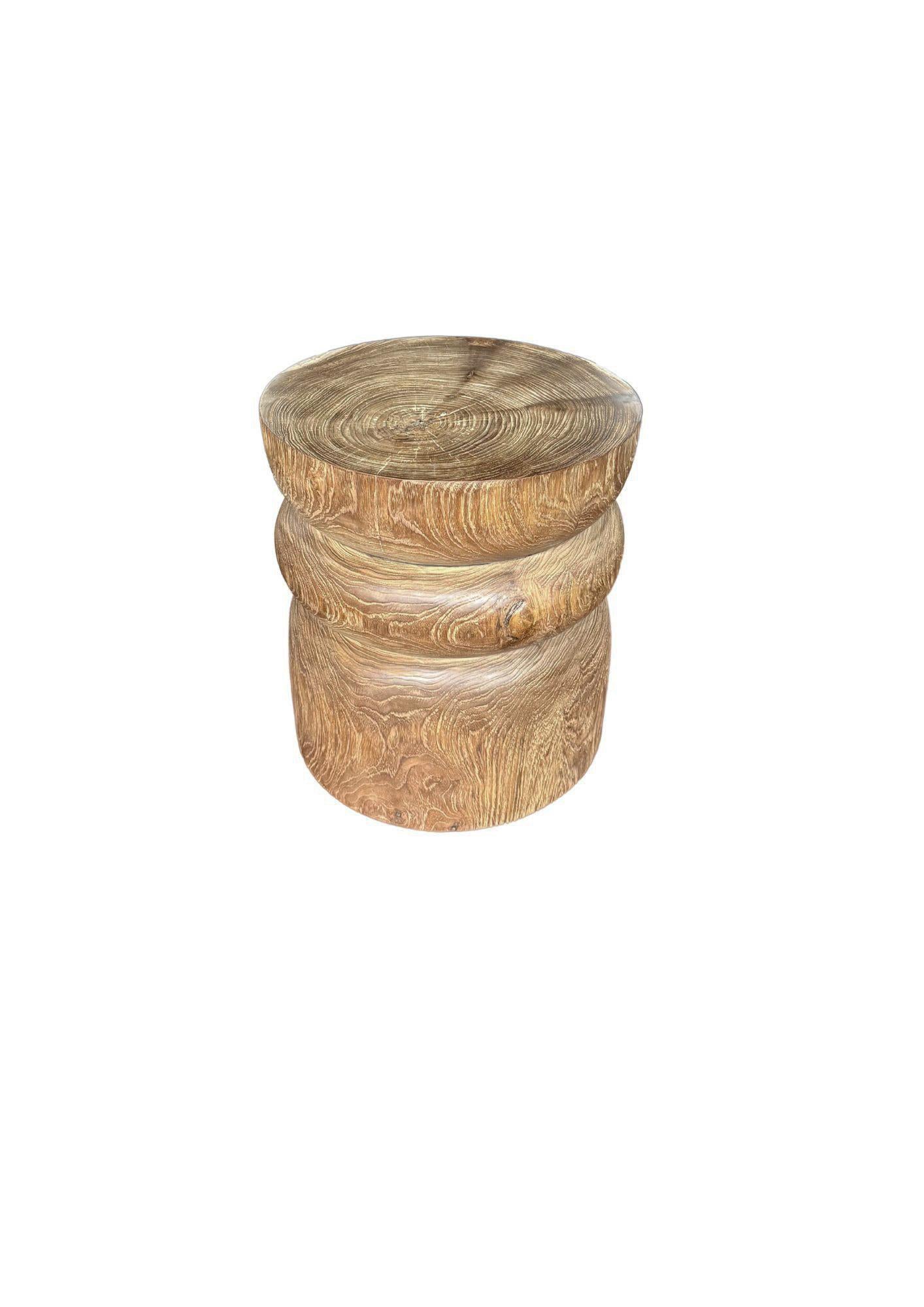 Eleva tu espacio con la belleza natural y la elegancia atemporal de esta mesa auxiliar de madera de teca maciza, elaborada con maestría a partir de un único bloque de teca de primera calidad. Con contornos de madera orgánicos y sorprendentes y ricas