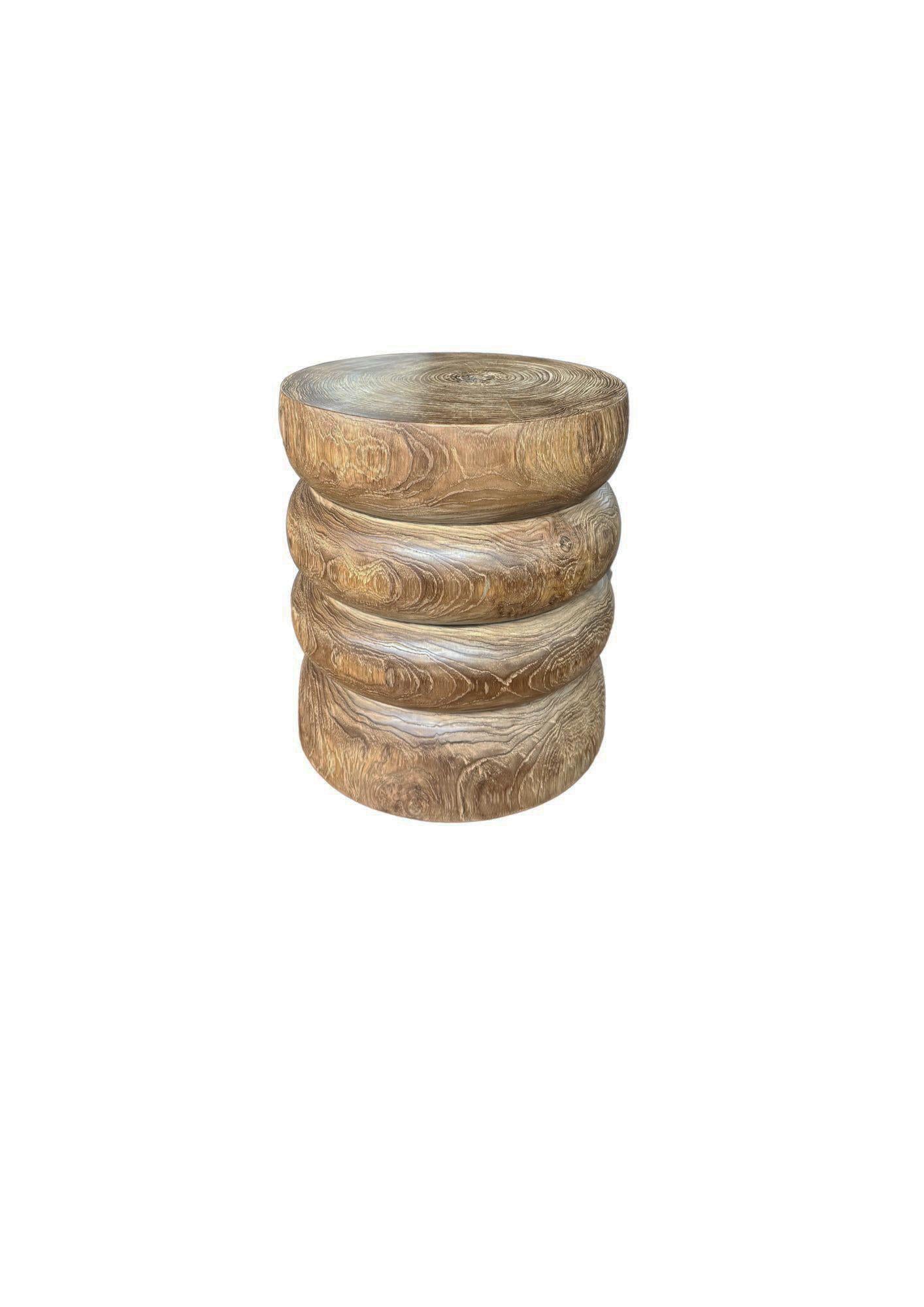 Eleva tu espacio con la belleza natural y la elegancia atemporal de esta mesa auxiliar de madera de teca maciza, elaborada con maestría a partir de un único bloque de teca de primera calidad. Con contornos de madera orgánicos y sorprendentes y ricas