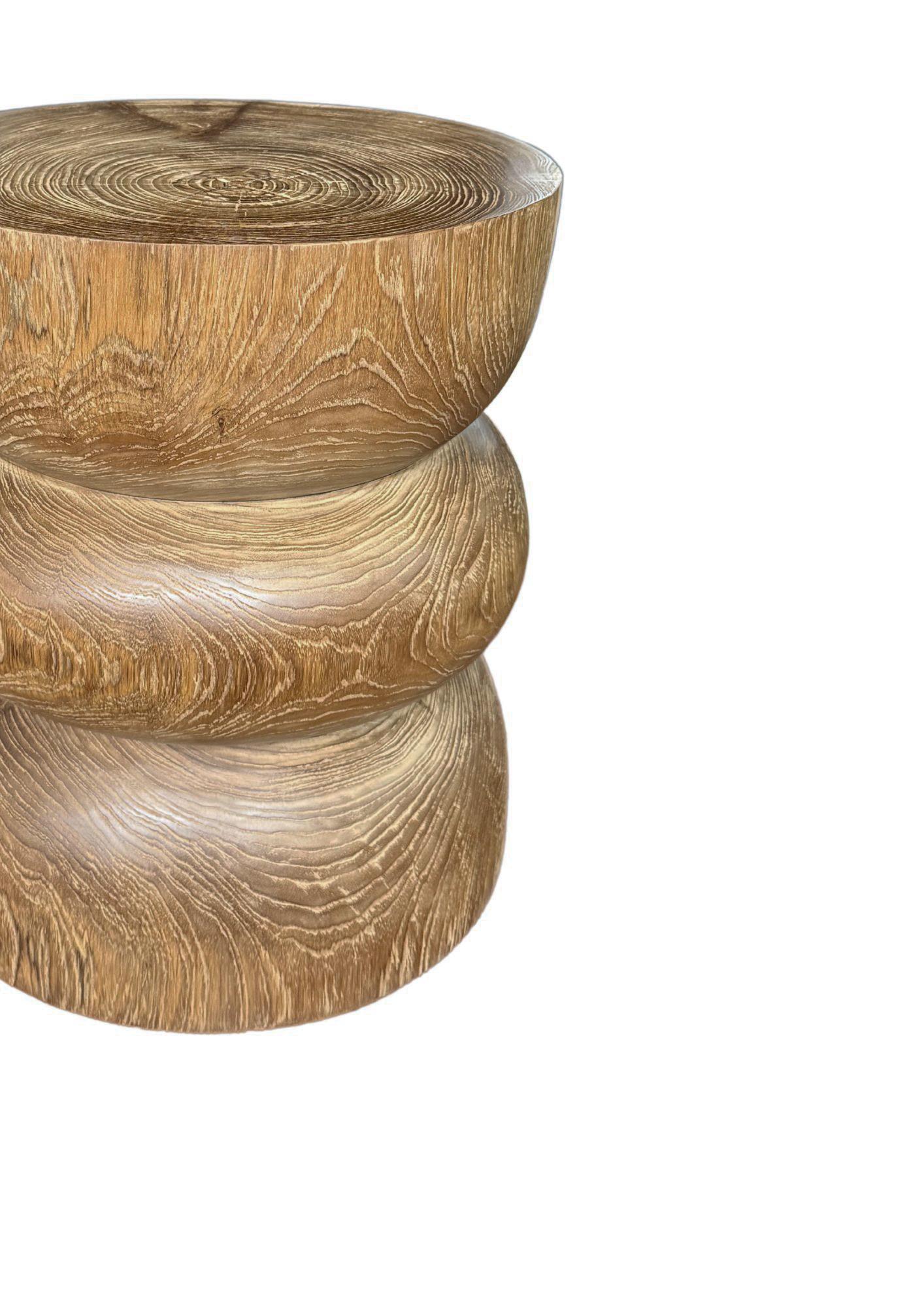 Mesa auxiliar redonda de madera de teca, acabado natural, diseño en capas, moderno orgánico Moderno orgánico en venta