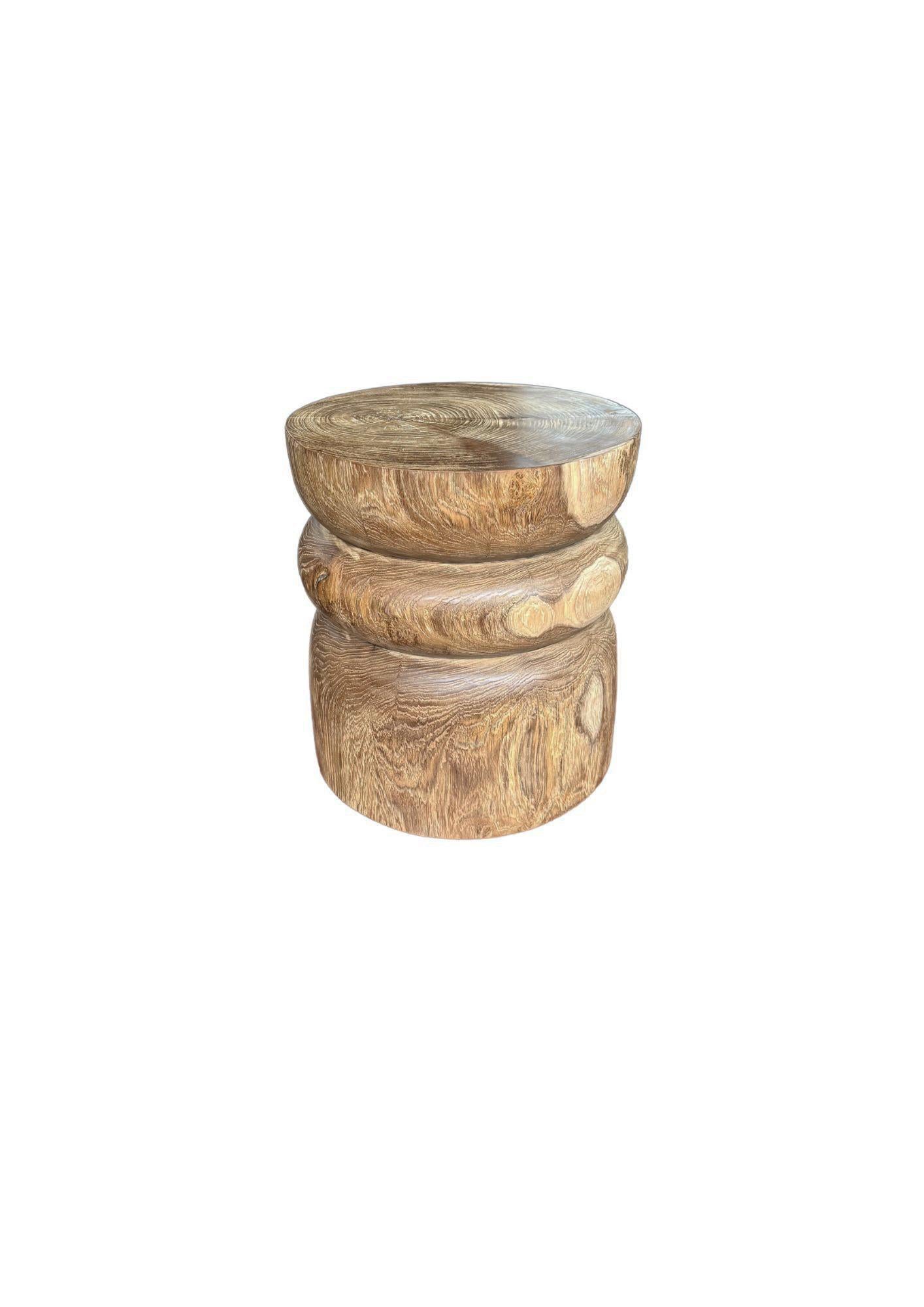 Mesa auxiliar redonda de madera de teca, acabado natural, diseño en capas, moderno orgánico Moderno orgánico en venta