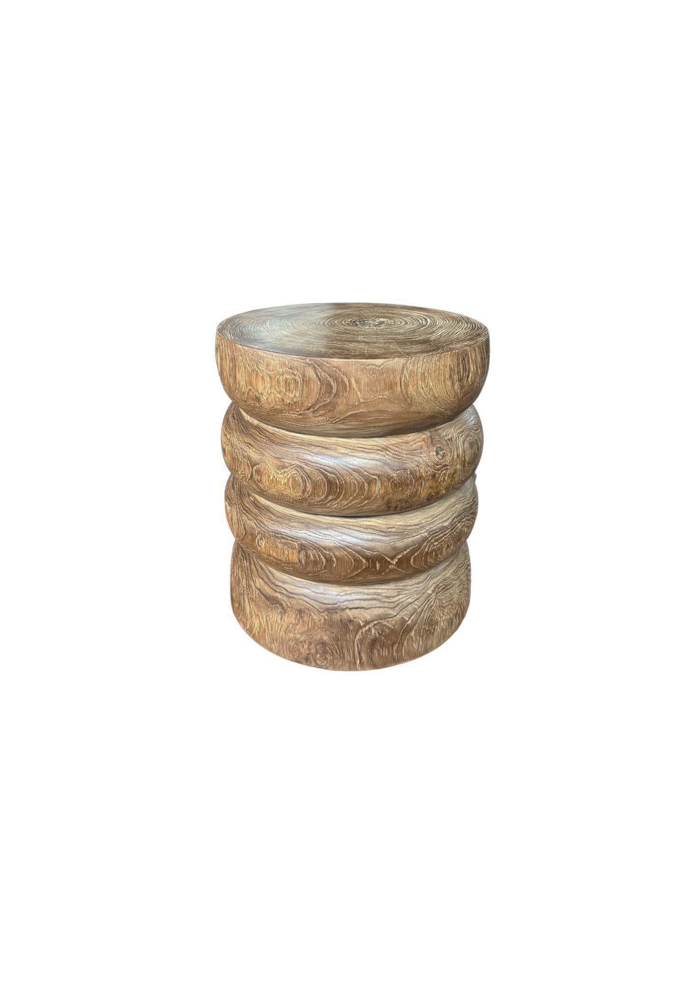 Mesa auxiliar redonda de madera de teca, acabado natural, diseño en capas, moderno orgánico Moderno orgánico en venta