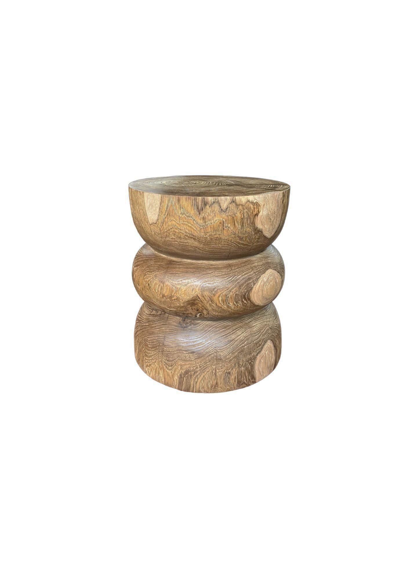 Mesa auxiliar redonda de madera de teca, acabado natural, diseño en capas, moderno orgánico Indonesio en venta