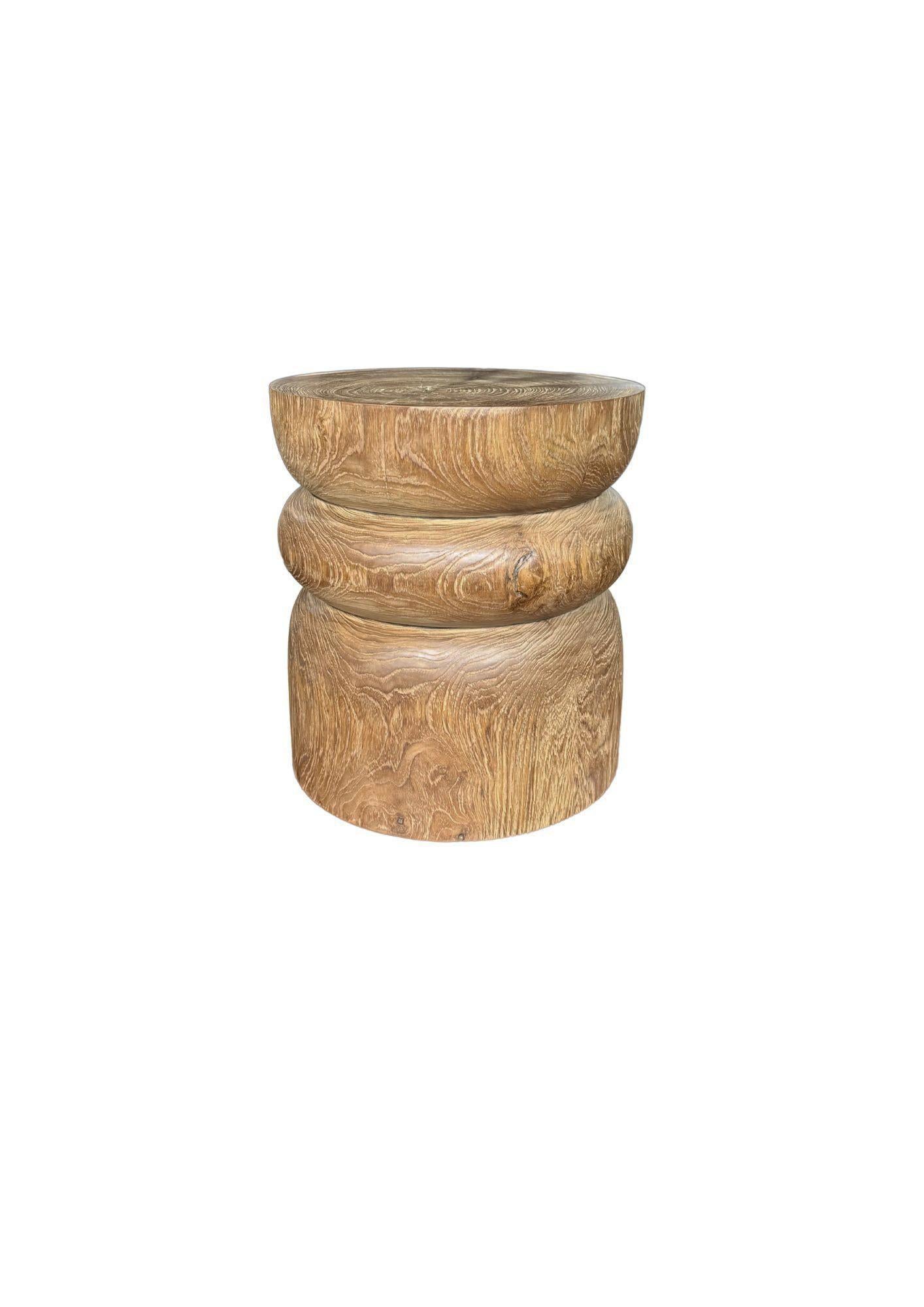 Mesa auxiliar redonda de madera de teca, acabado natural, diseño en capas, moderno orgánico Indonesio en venta
