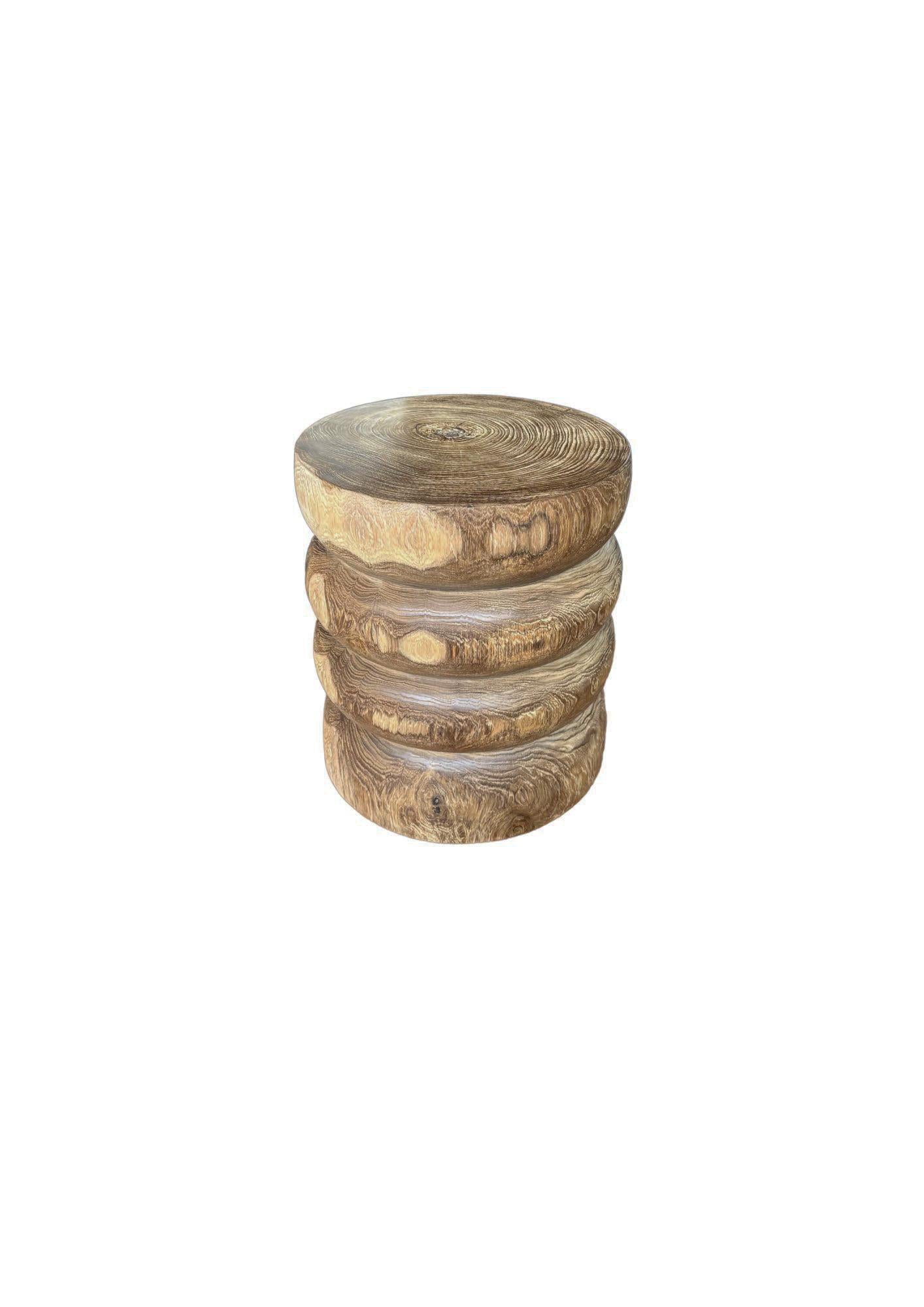 Mesa auxiliar redonda de madera de teca, acabado natural, diseño en capas, moderno orgánico Indonesio en venta