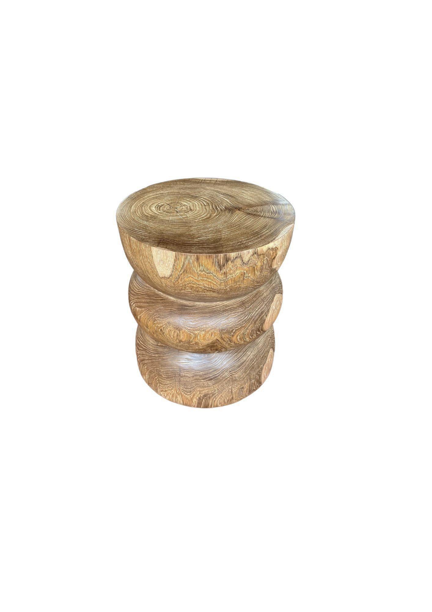 Mesa auxiliar redonda de madera de teca, acabado natural, diseño en capas, moderno orgánico Hecho a mano en venta