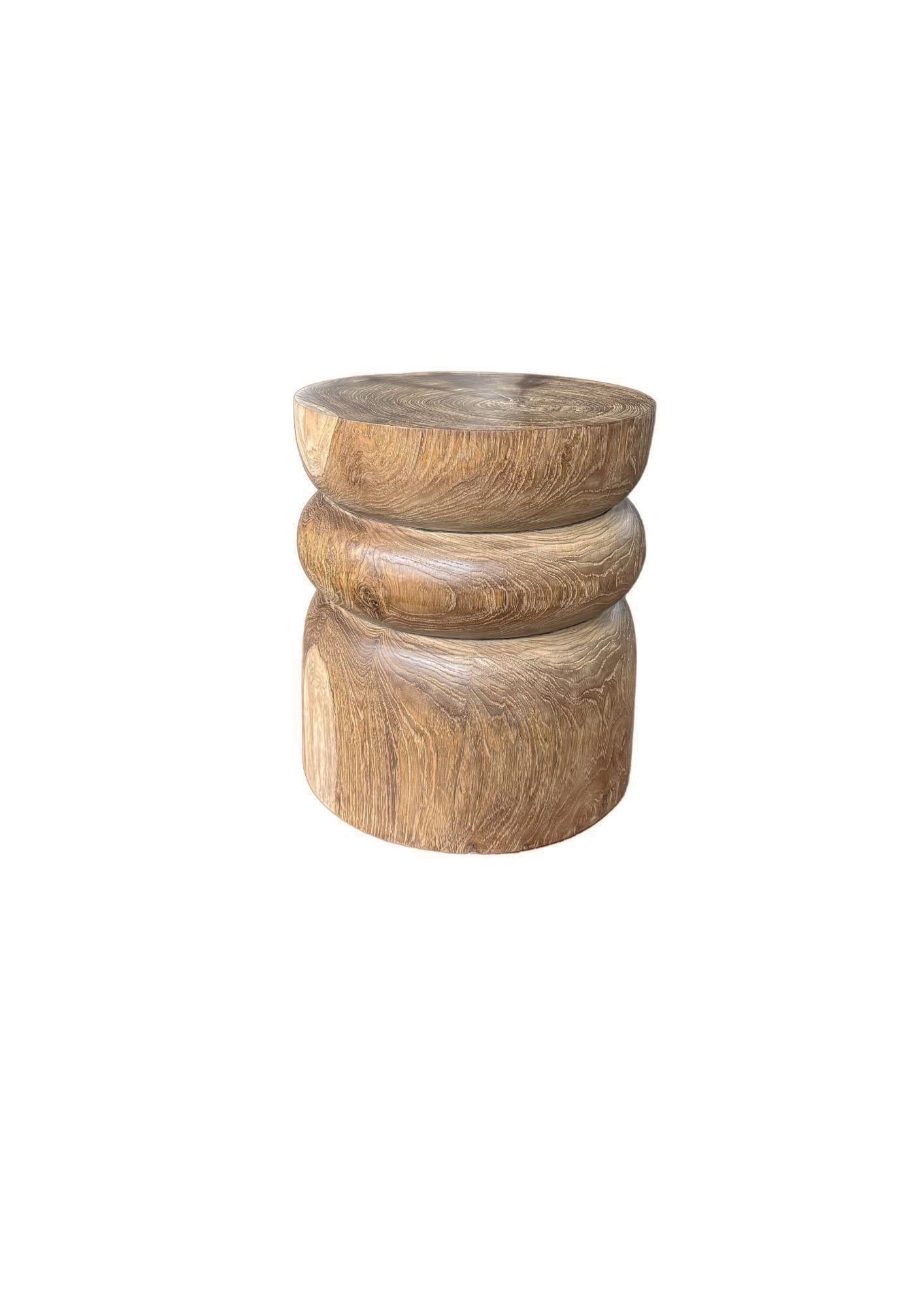 Mesa auxiliar redonda de madera de teca, acabado natural, diseño en capas, moderno orgánico Hecho a mano en venta