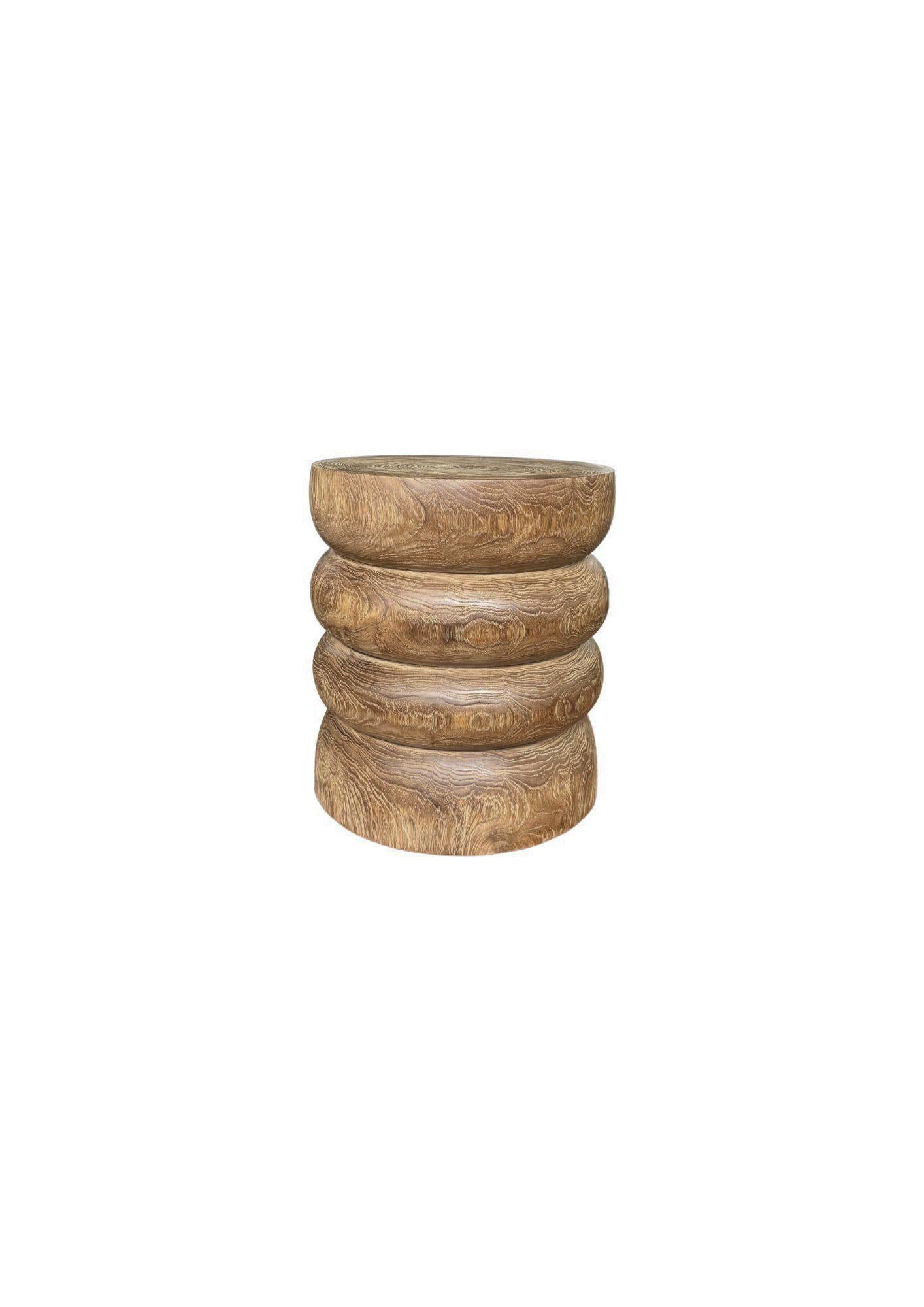 Mesa auxiliar redonda de madera de teca, acabado natural, diseño en capas, moderno orgánico Hecho a mano en venta