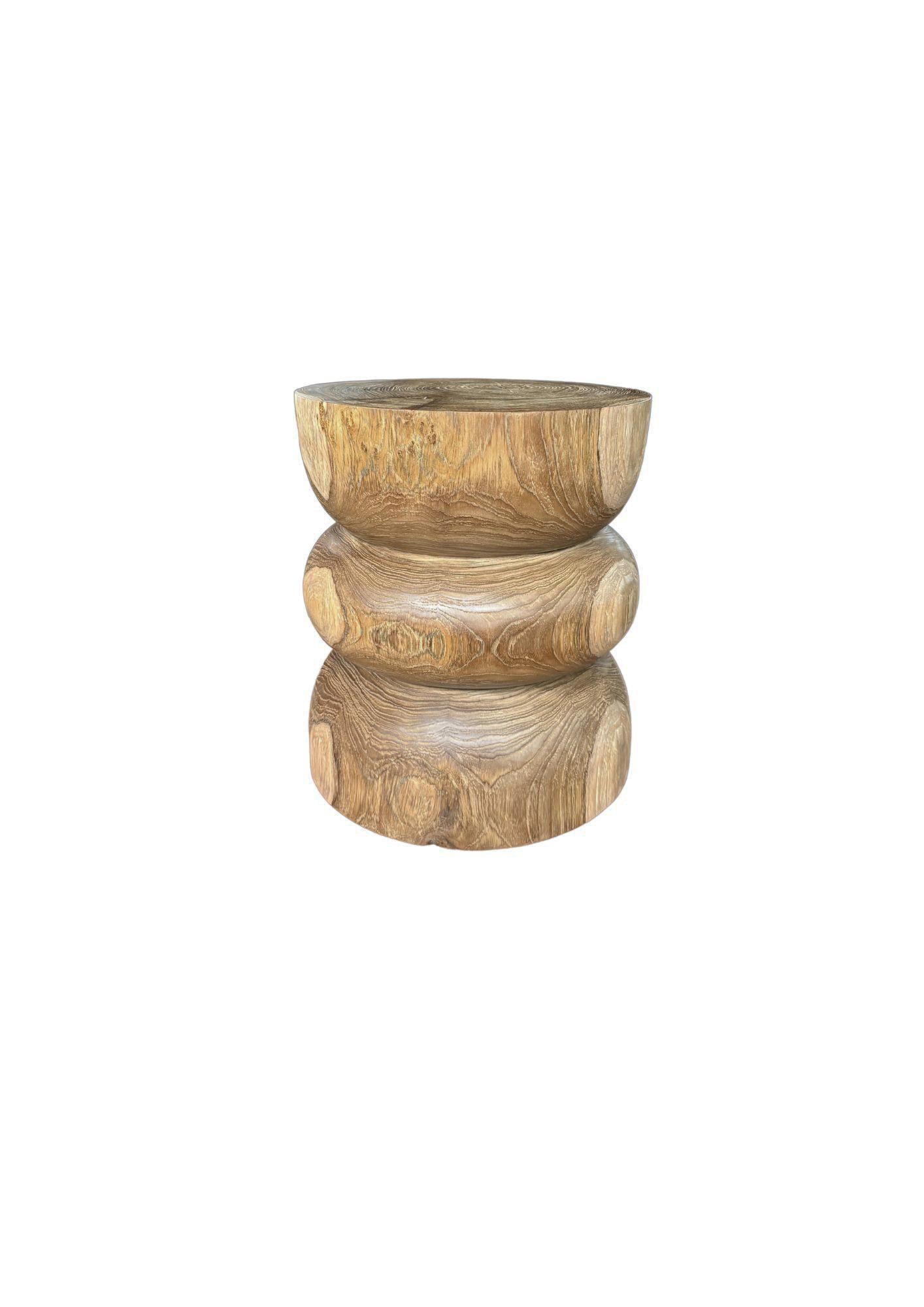 Mesa auxiliar redonda de madera de teca, acabado natural, diseño en capas, moderno orgánico en Nuevo estado para la venta en Jimbaran, Bali