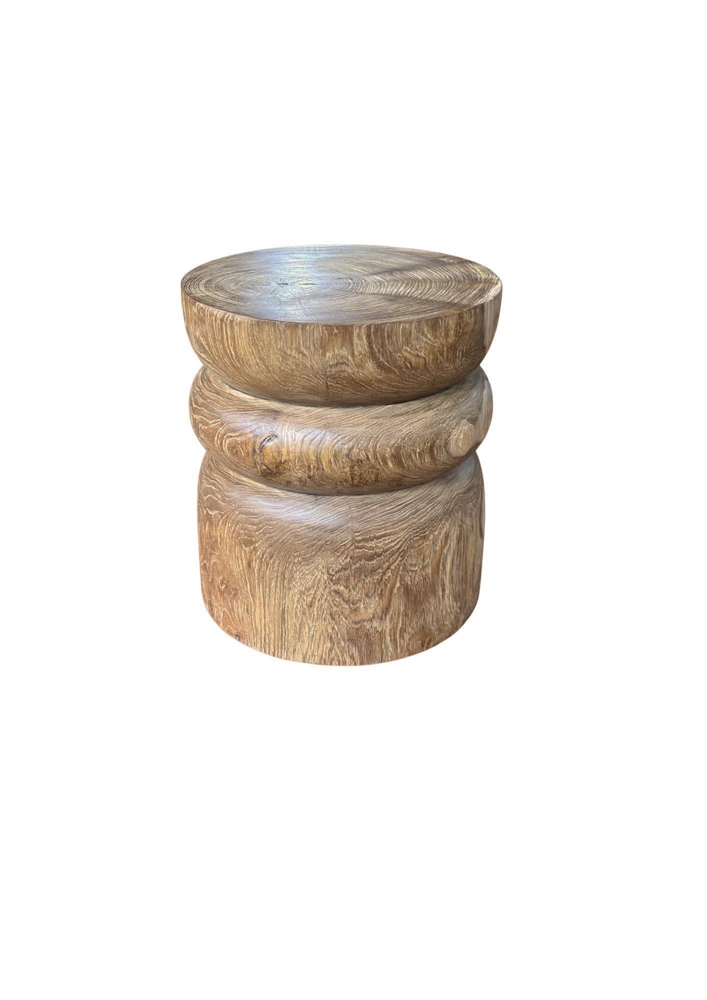 Mesa auxiliar redonda de madera de teca, acabado natural, diseño en capas, moderno orgánico en Nuevo estado para la venta en Jimbaran, Bali