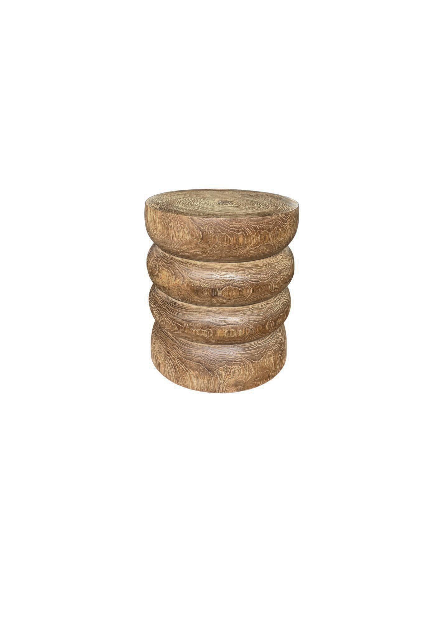 Mesa auxiliar redonda de madera de teca, acabado natural, diseño en capas, moderno orgánico en Nuevo estado para la venta en Jimbaran, Bali