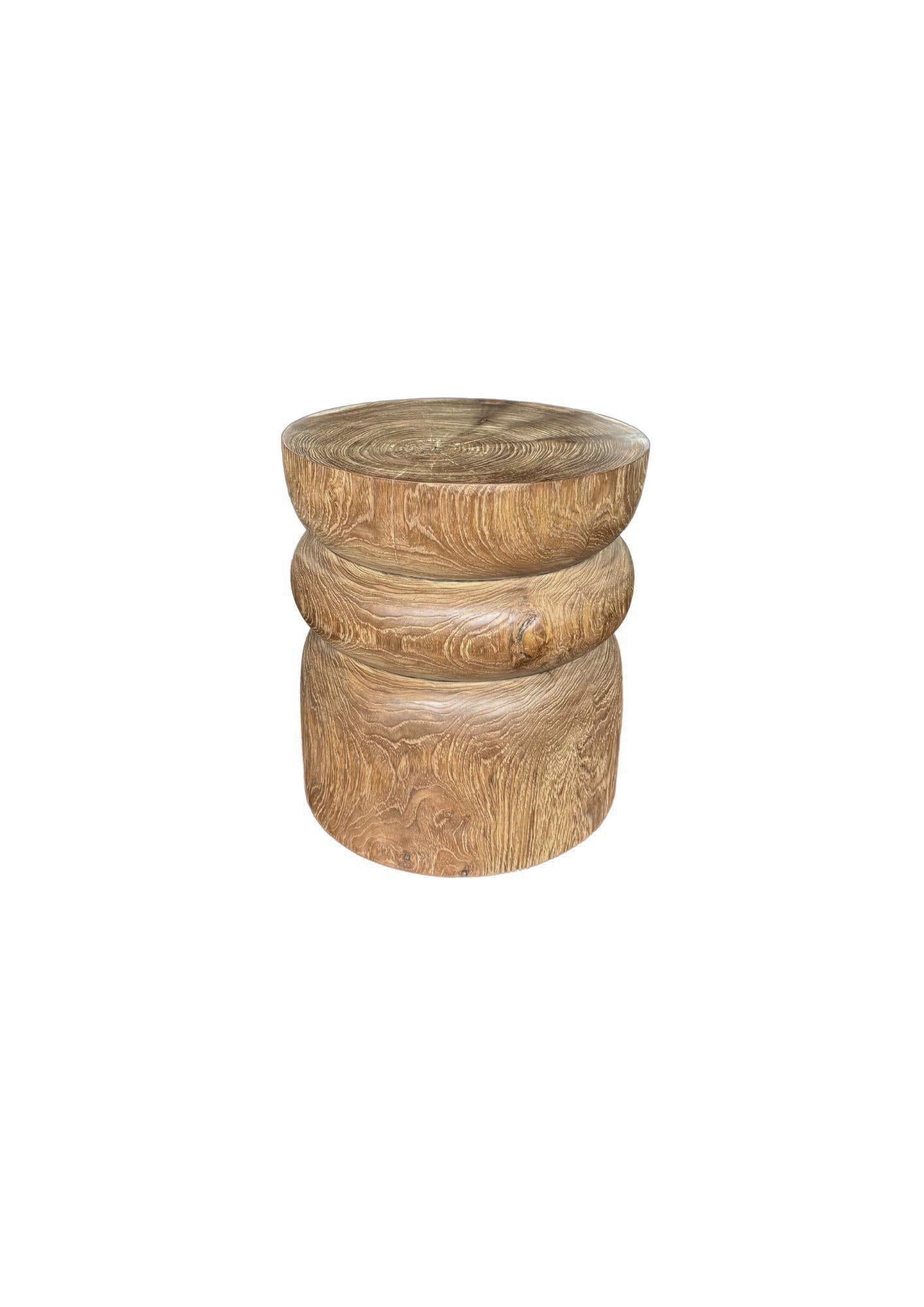 Mesa auxiliar redonda de madera de teca, acabado natural, diseño en capas, moderno orgánico Siglo XXI y contemporáneo en venta