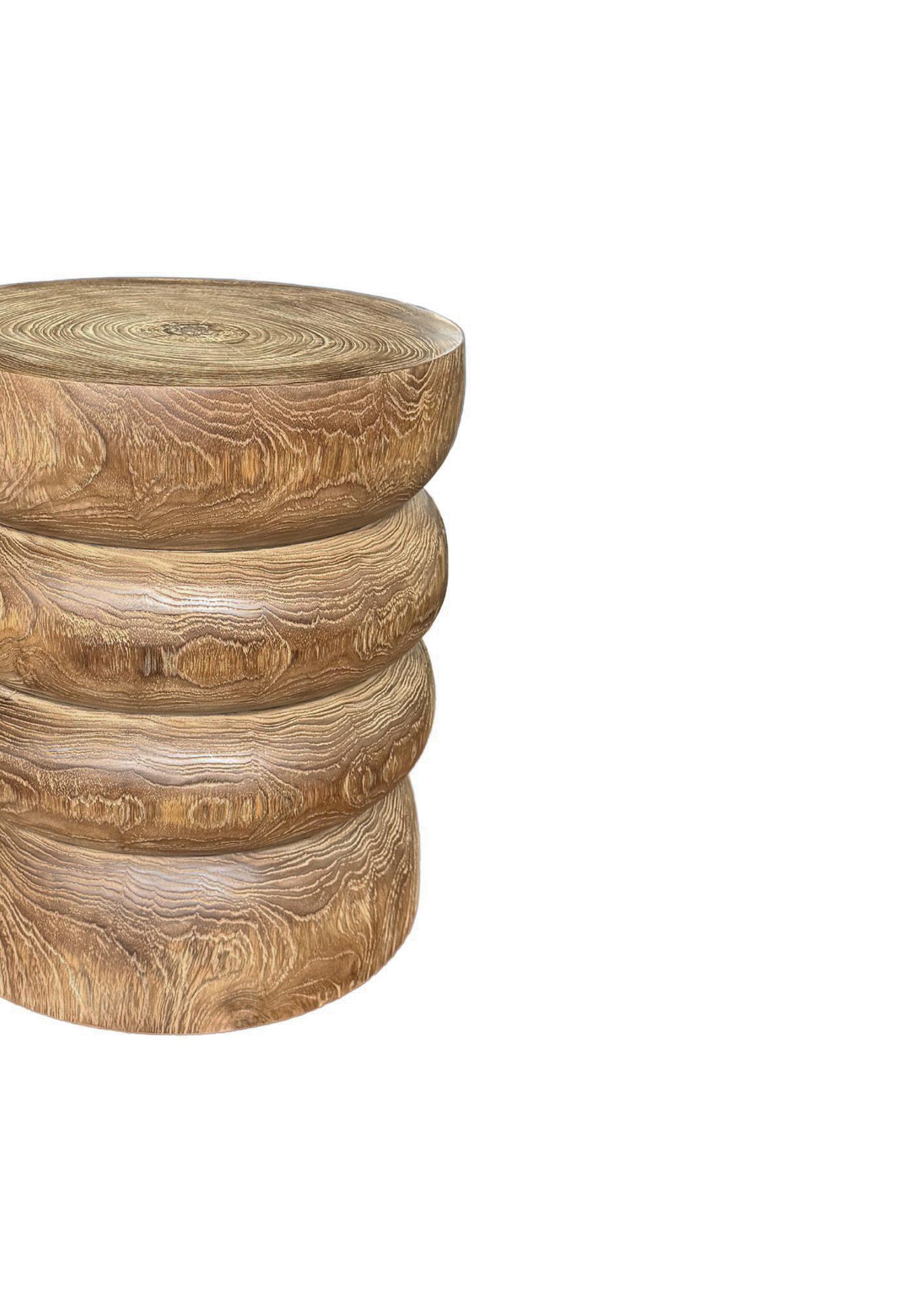 Mesa auxiliar redonda de madera de teca, acabado natural, diseño en capas, moderno orgánico Siglo XXI y contemporáneo en venta