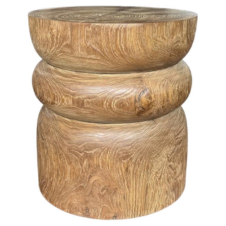 Mesa auxiliar redonda de madera de teca, acabado natural, diseño en capas, moderno orgánico en venta