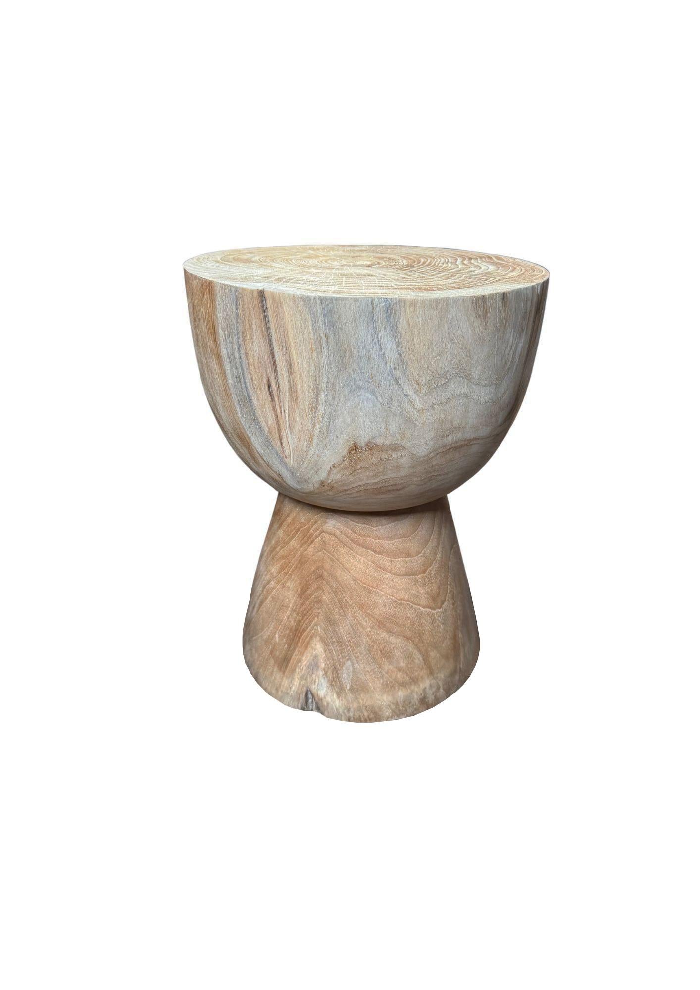 Magnifiquement façonnée en teck massif, cette table met en valeur l'attrait intemporel de l'artisanat du bois naturel. Sa silhouette sculpturale se caractérise par un plateau arrondi, en forme de bol, équilibré sur une base effilée, créant une