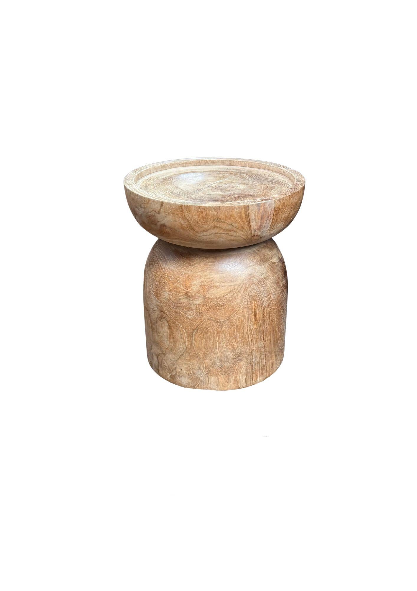 Fabriquée de manière experte en teck massif, cette table présente une forme magnifiquement sculptée qui mêle courbes organiques et simplicité moderne. Le plateau arrondi présente une surface subtilement encastrée, ajoutant à la fois une profondeur