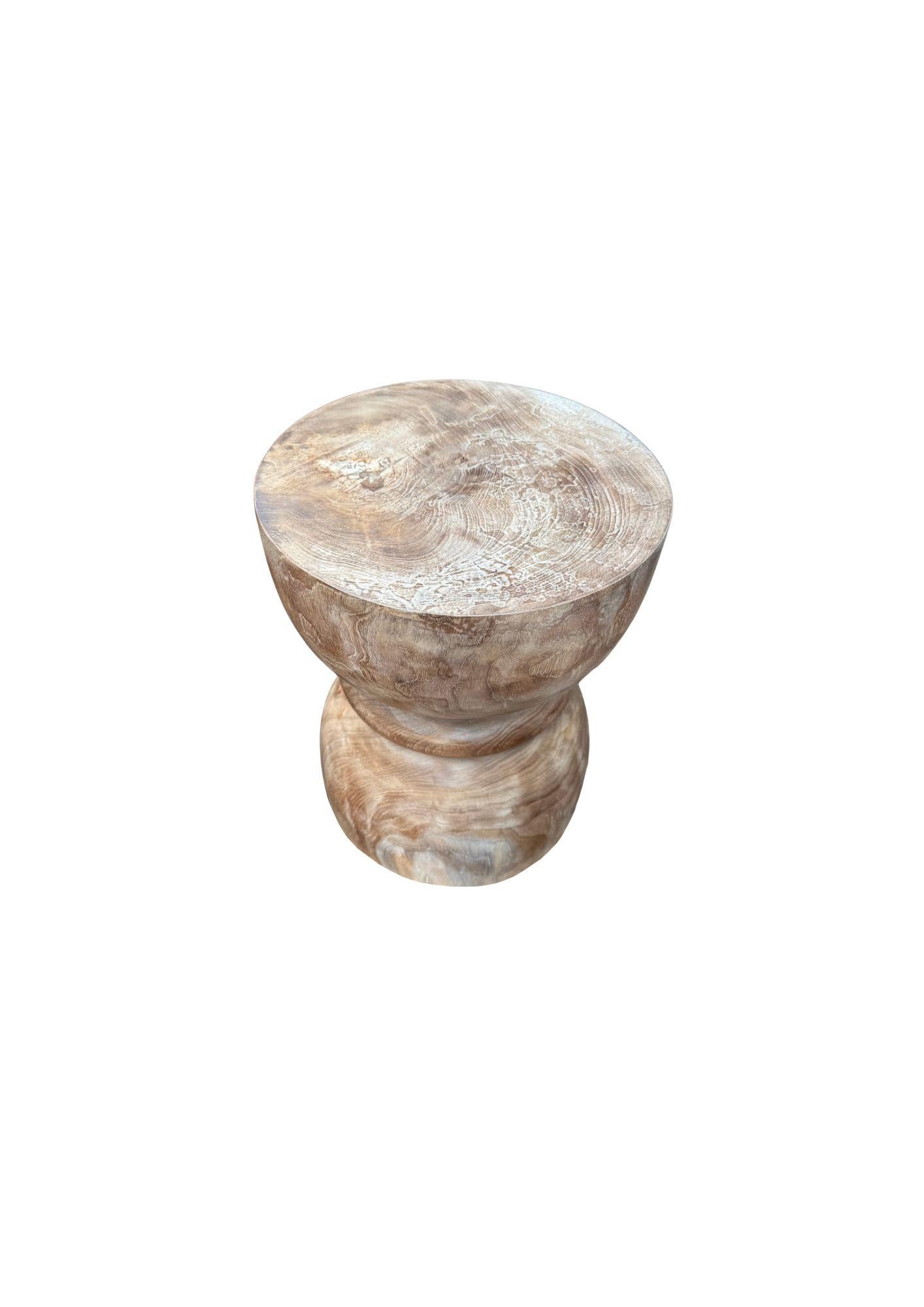 Organique Table d'appoint ronde en bois de teck, finition Nature, moderne et organique en vente