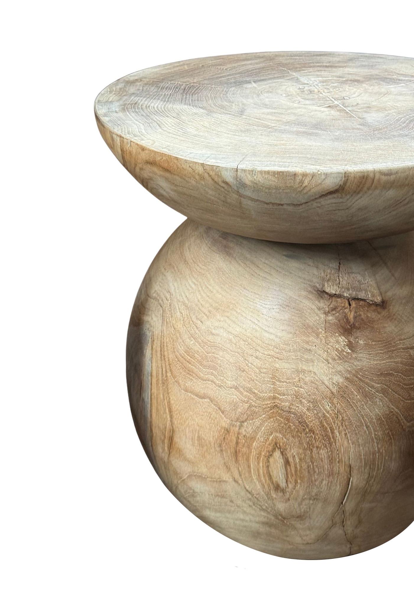 Organique Table d'appoint ronde en bois de teck, finition Nature, moderne et organique en vente