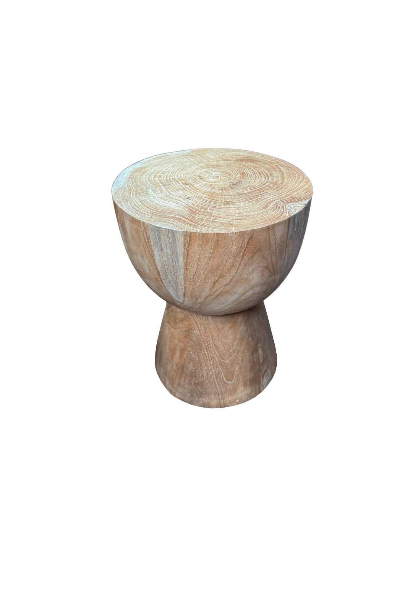 Organique Table d'appoint ronde en bois de teck, finition Nature, moderne et organique en vente