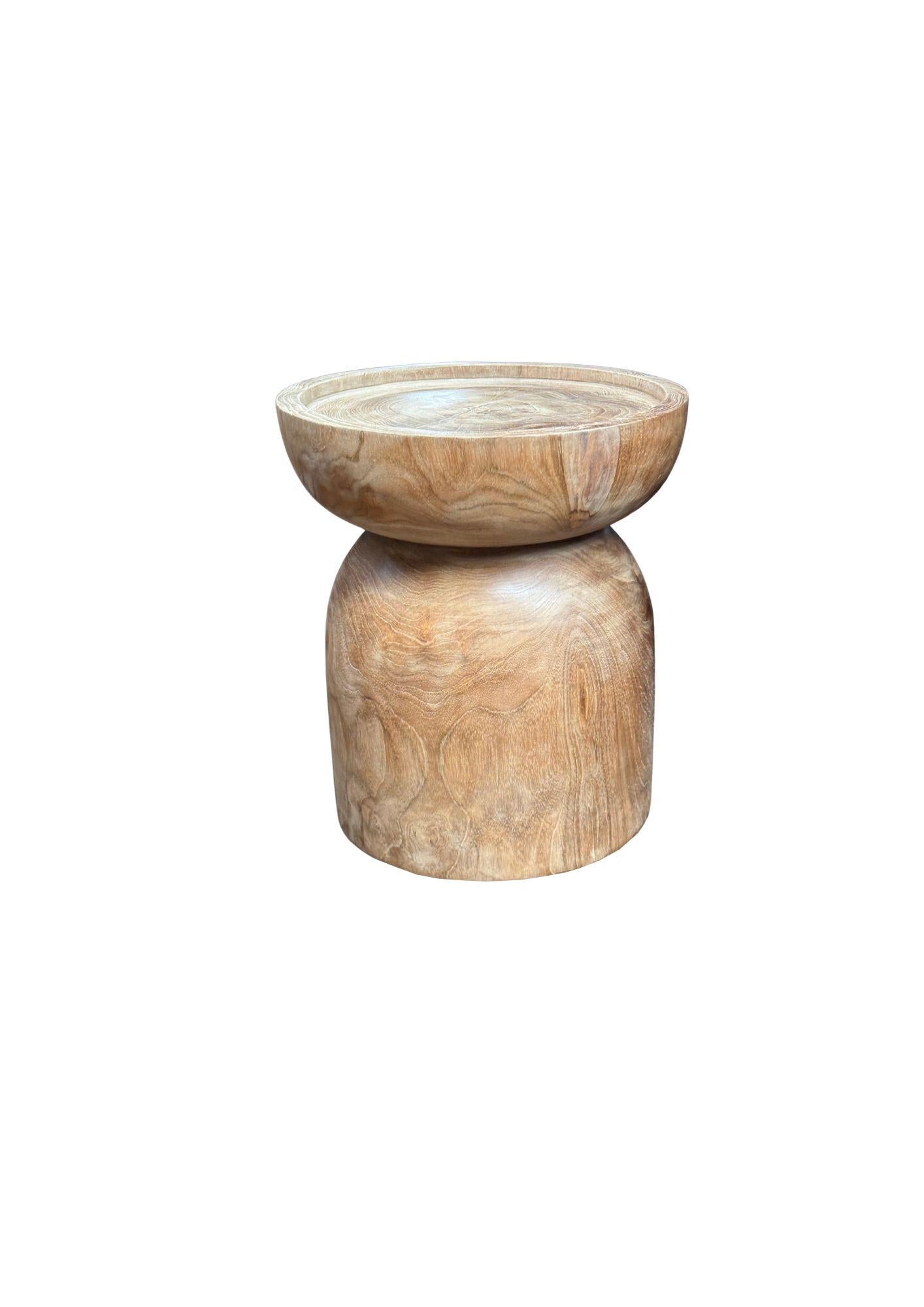 Organique Table d'appoint ronde en bois de teck, finition Nature, moderne et organique en vente