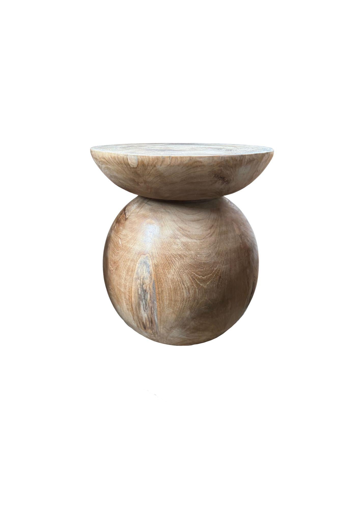 Indonésien Table d'appoint ronde en bois de teck, finition Nature, moderne et organique en vente