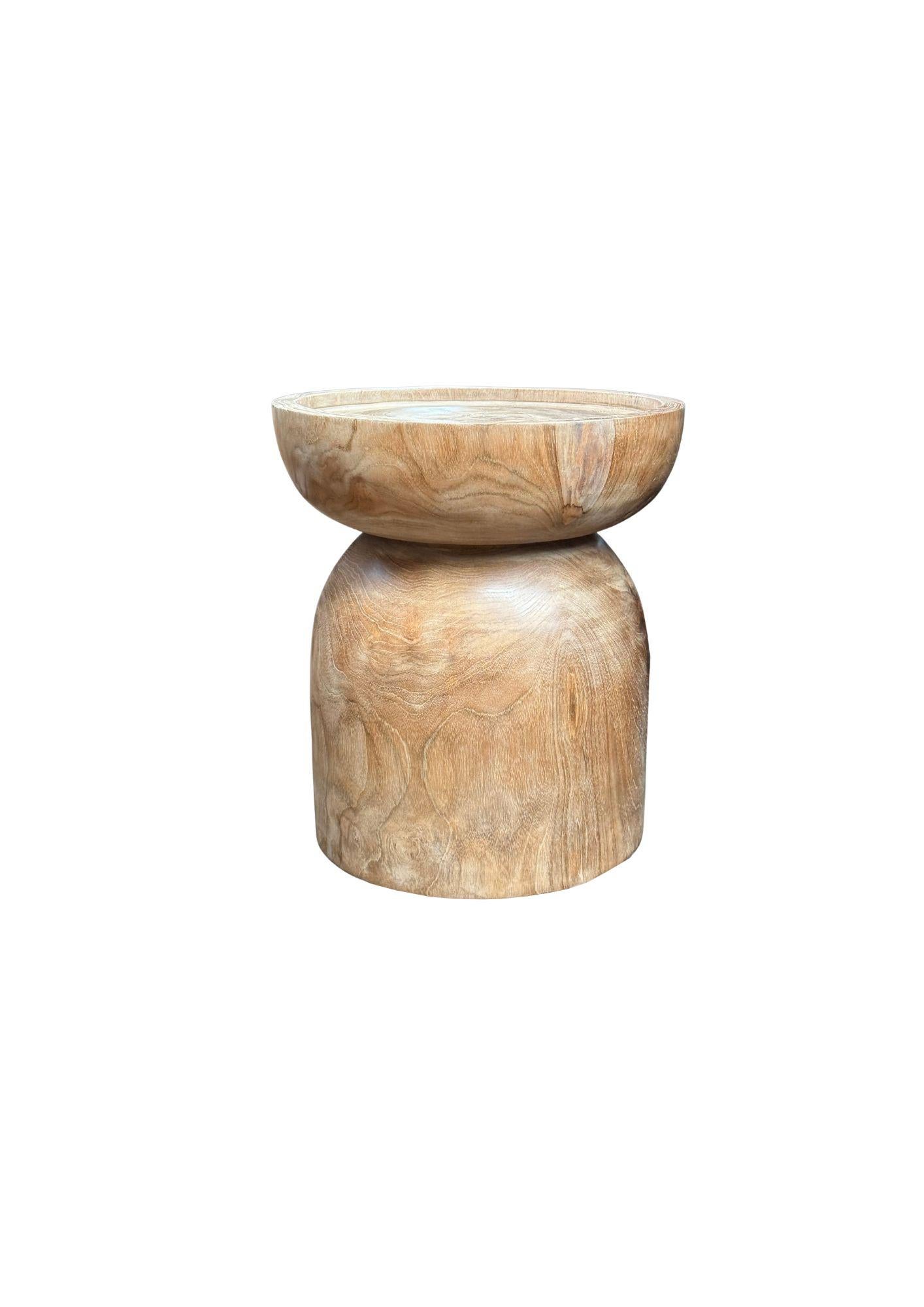 Indonésien Table d'appoint ronde en bois de teck, finition Nature, moderne et organique en vente