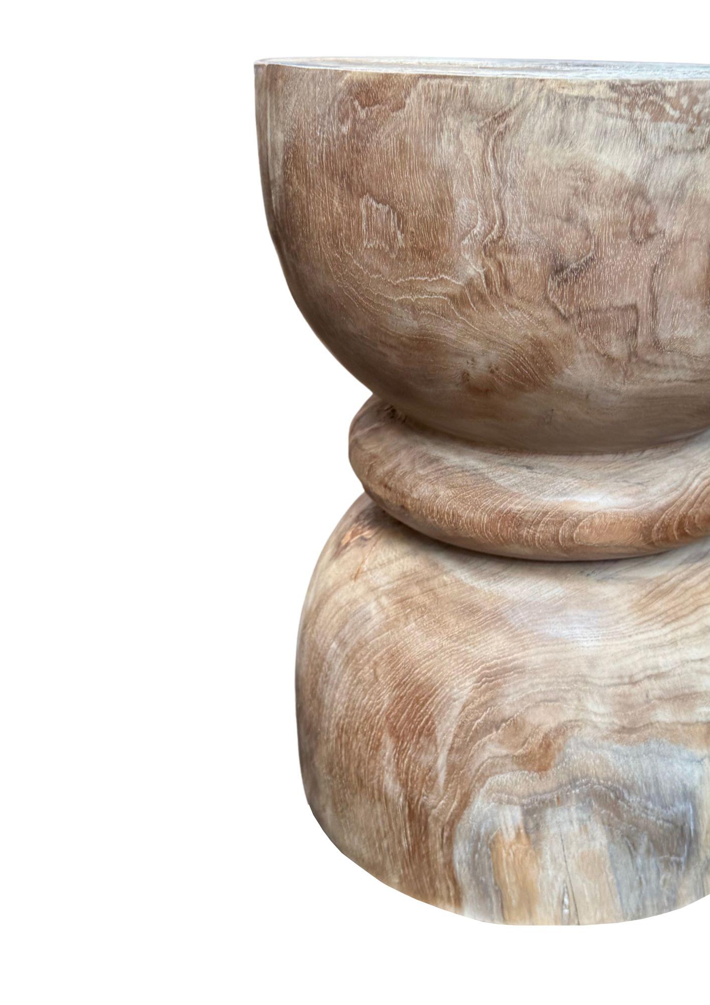 Fait main Table d'appoint ronde en bois de teck, finition Nature, moderne et organique en vente