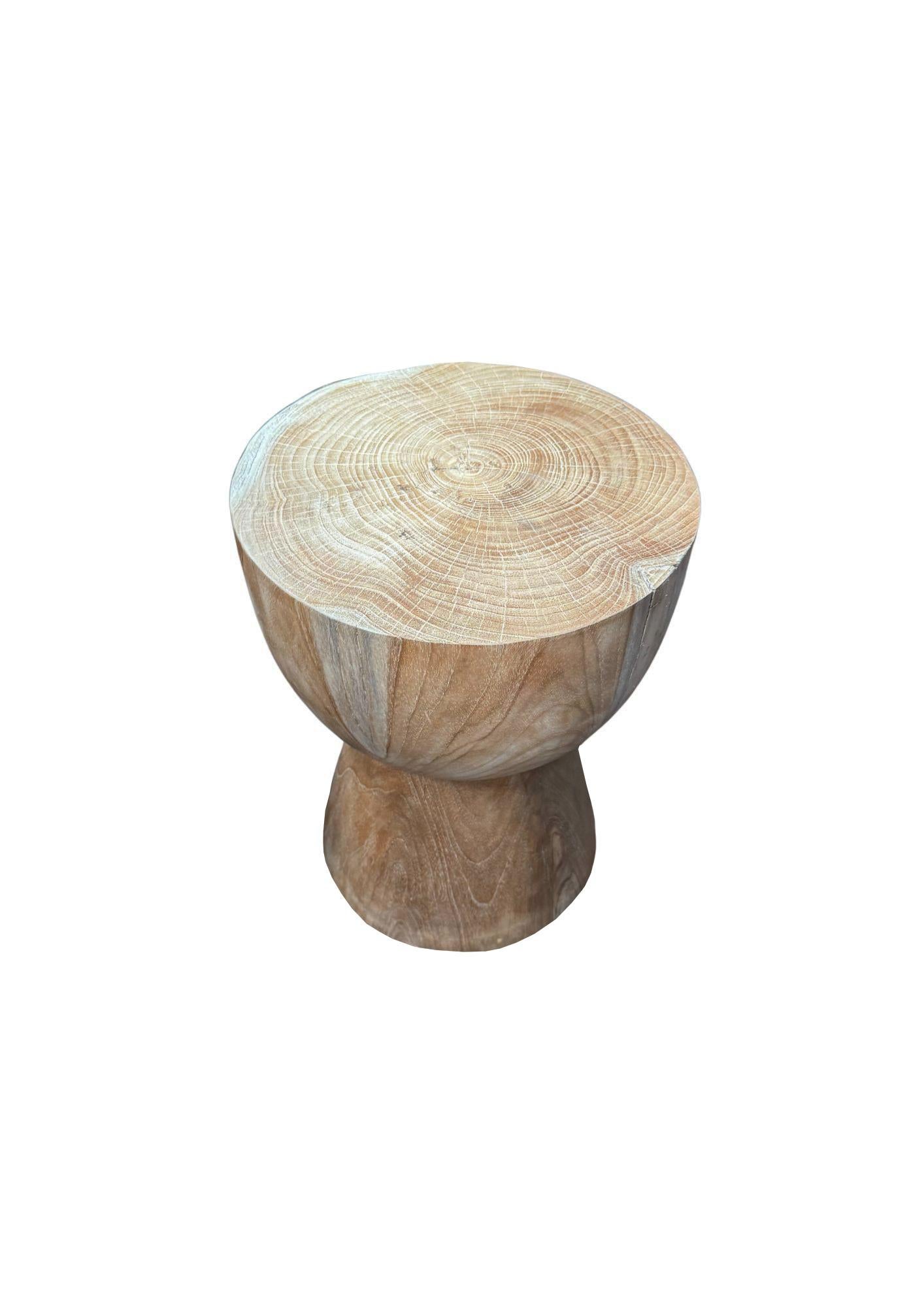 Fait main Table d'appoint ronde en bois de teck, finition Nature, moderne et organique en vente