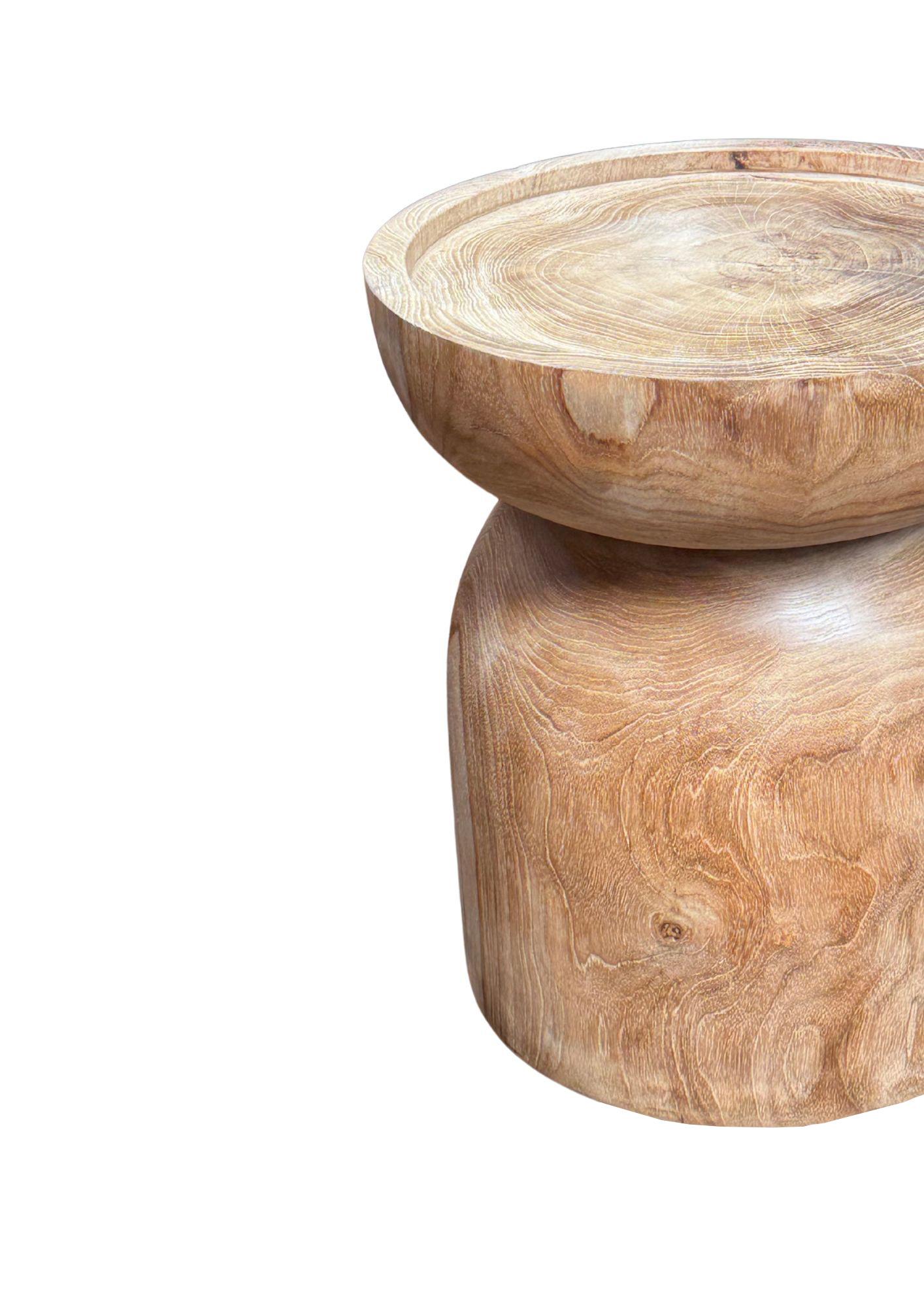 Fait main Table d'appoint ronde en bois de teck, finition Nature, moderne et organique en vente