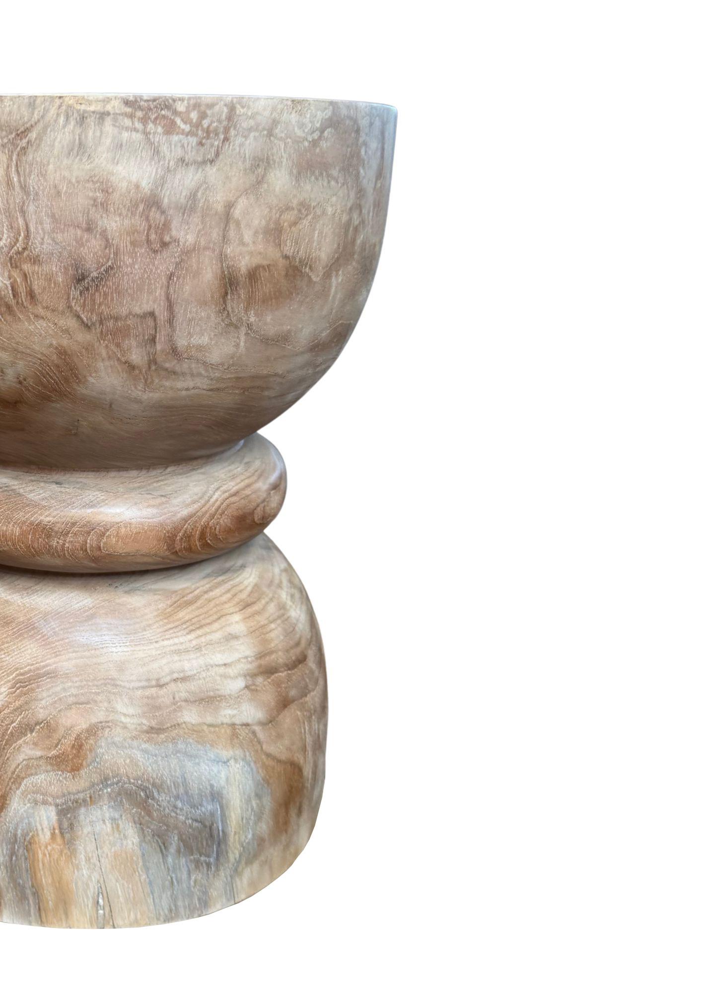 Table d'appoint ronde en bois de teck, finition Nature, moderne et organique Neuf - En vente à Jimbaran, Bali