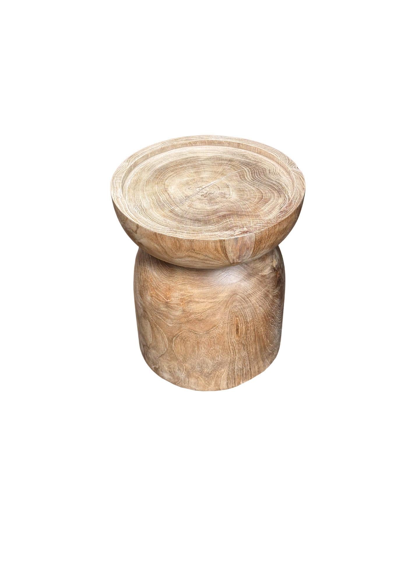 Table d'appoint ronde en bois de teck, finition Nature, moderne et organique Neuf - En vente à Jimbaran, Bali