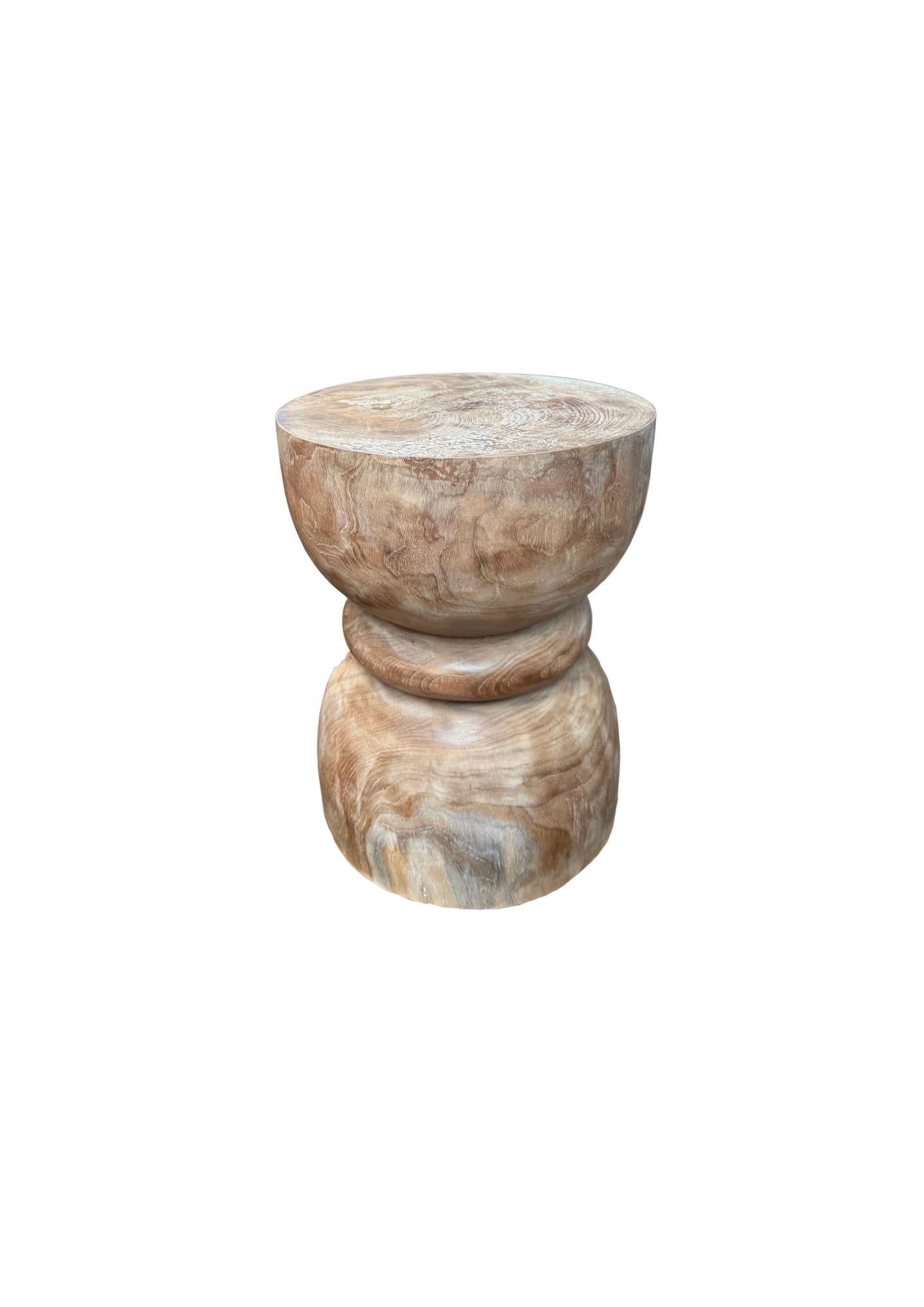 XXIe siècle et contemporain Table d'appoint ronde en bois de teck, finition Nature, moderne et organique en vente