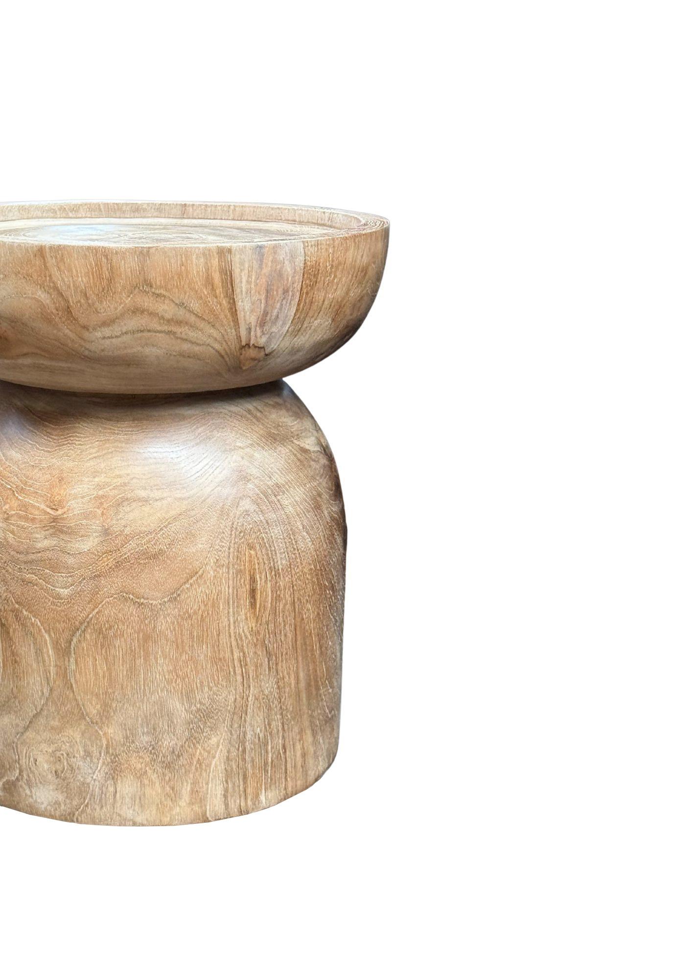 XXIe siècle et contemporain Table d'appoint ronde en bois de teck, finition Nature, moderne et organique en vente