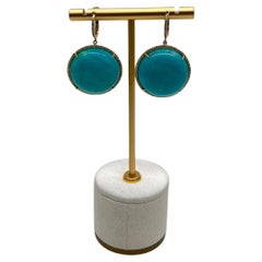 Pendientes redondos con cabujón de turquesa azul turquesa y halo de diamantes en oro de 14 quilates