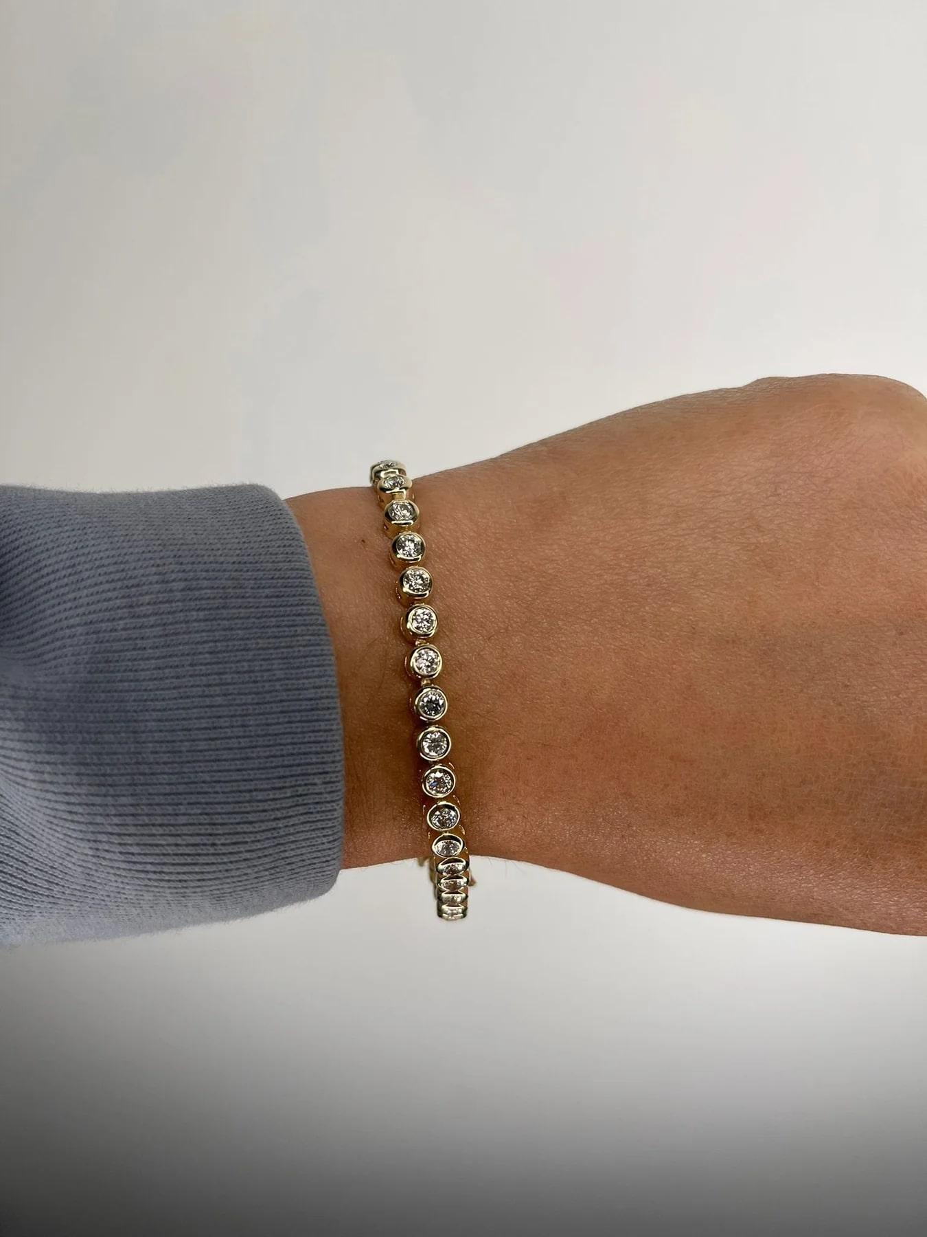 Eleganza senza tempo con il nostro bracciale tennis rotondo in oro 14k, con diamanti incastonati che offrono uno scintillio raffinato e audace. Questo pezzo di lusso è stato progettato per elevare qualsiasi outfit, rendendolo perfetto sia per