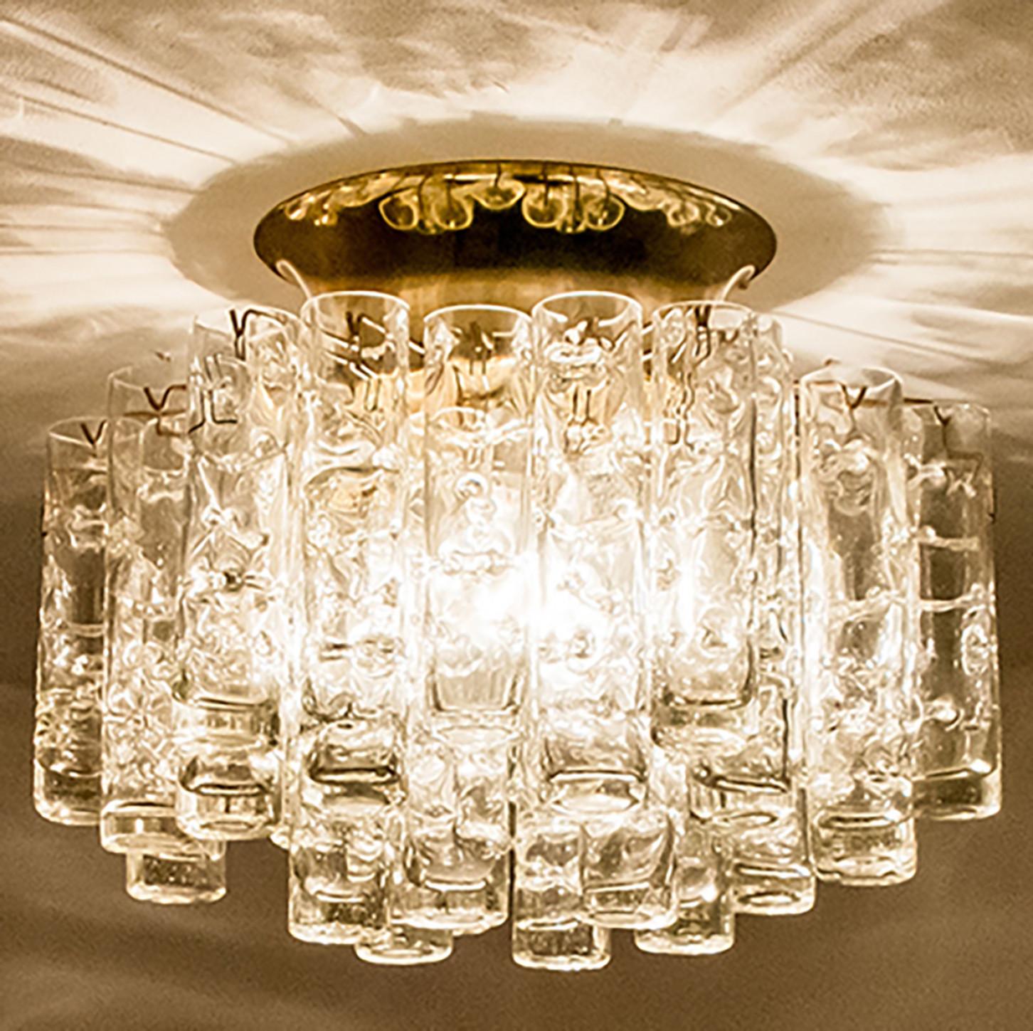 Sternförmige Glaseinbauleuchte, hergestellt von Doria Leuchten Deutschland um 1960.

Diese handgefertigte Leuchte besteht aus einem Messingsockel mit einer Reihe runder röhrenförmiger Stäbe aus hochwertigem, strukturiertem Kunstglas. Durch die