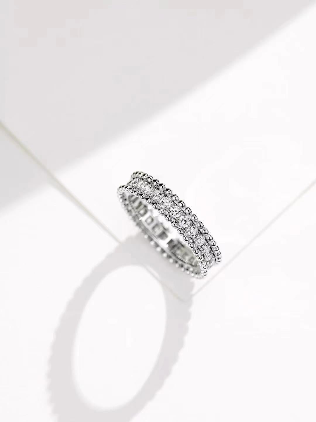 Im Angebot: Runder strukturierter Diamant 14K Gold Stapelring () 2