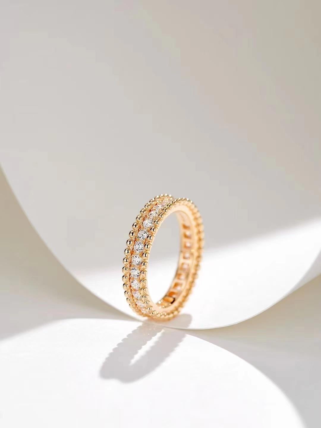 Im Angebot: Runder strukturierter Diamant 14K Gold Stapelring () 4