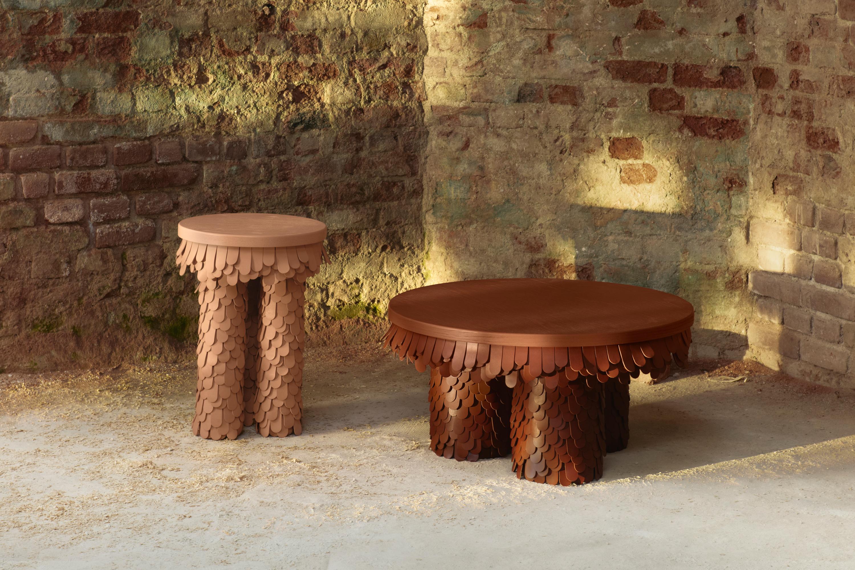table basse ronde en bois et cuir noir organique texturé en vente 2