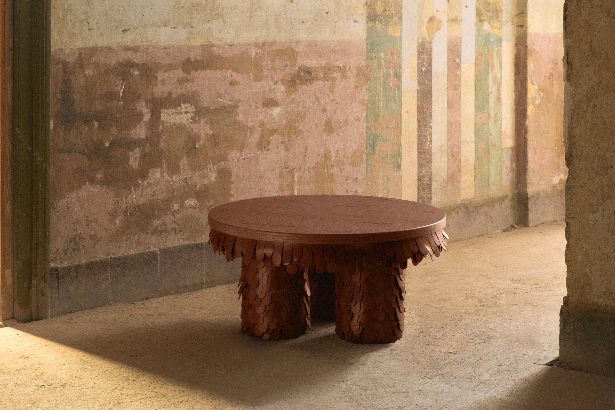 table basse ronde en bois et cuir noir organique texturé en vente 3