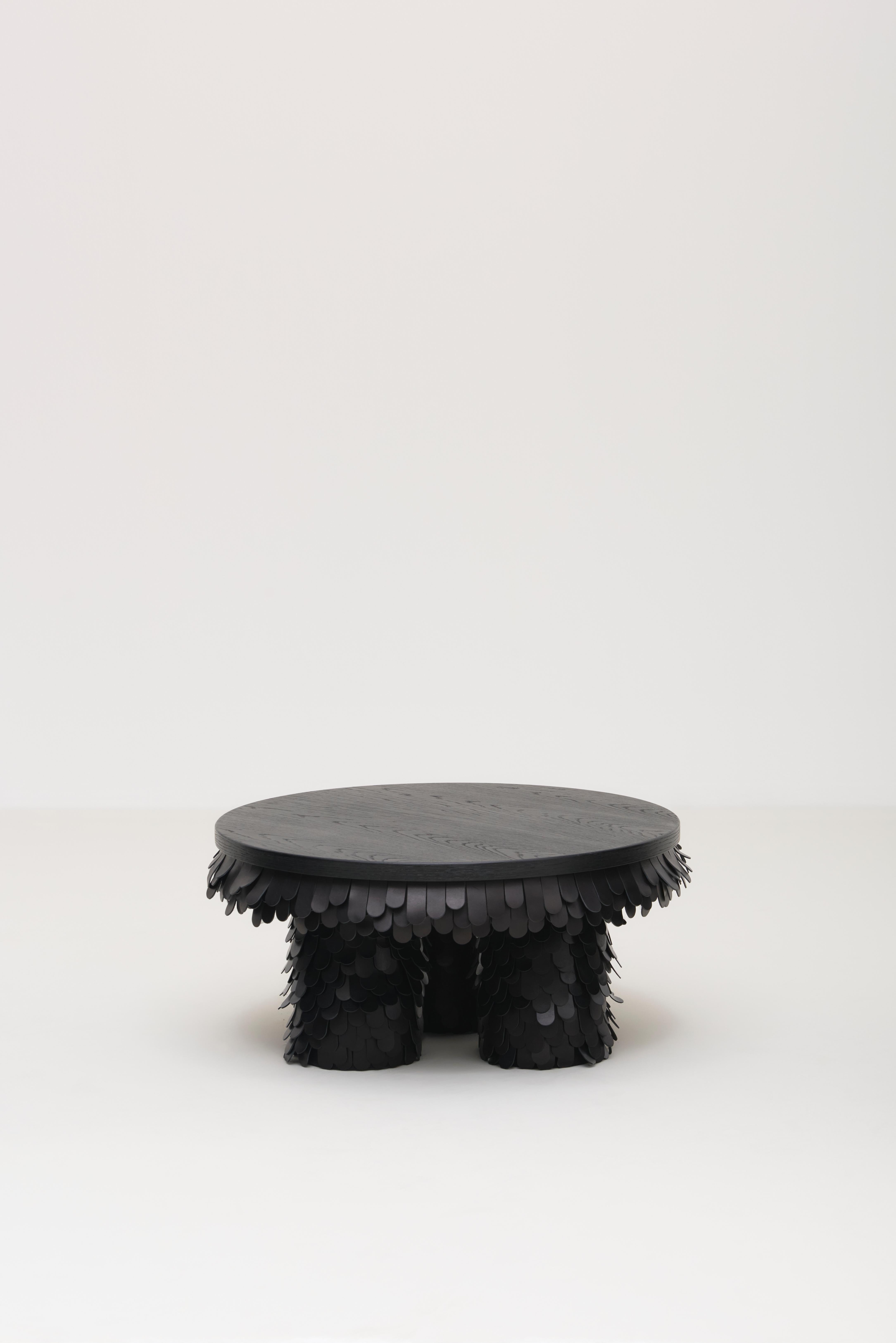 La table basse Betsy, conçue par Lara Bohinc pour Uniqka, allie l'artisanat traditionnel à l'esthétique contemporaine. Les formes sculpturales et volumineuses audacieuses combinent un travail du cuir complexe pour créer une fusion harmonieuse de