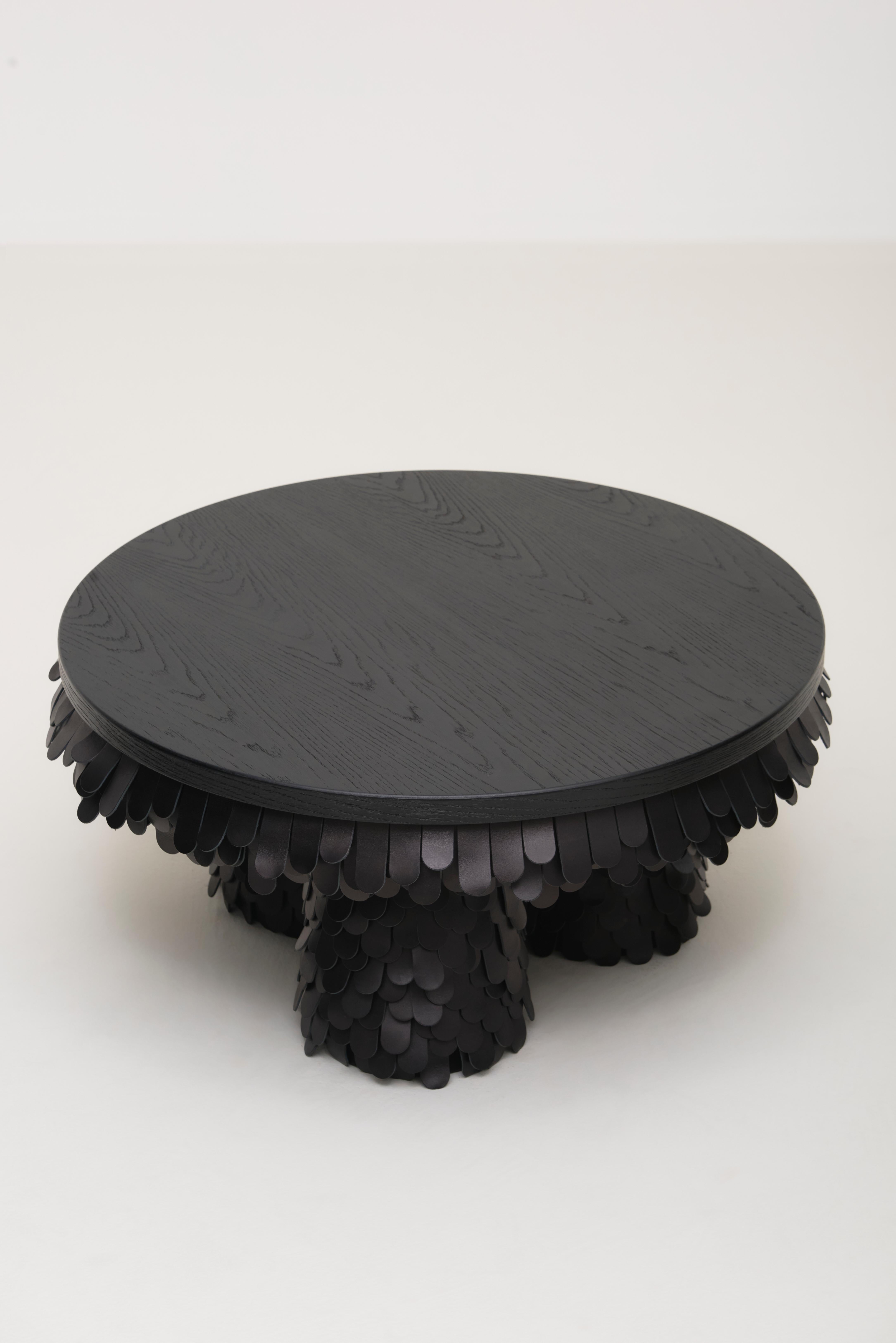 Organique table basse ronde en bois et cuir noir organique texturé en vente