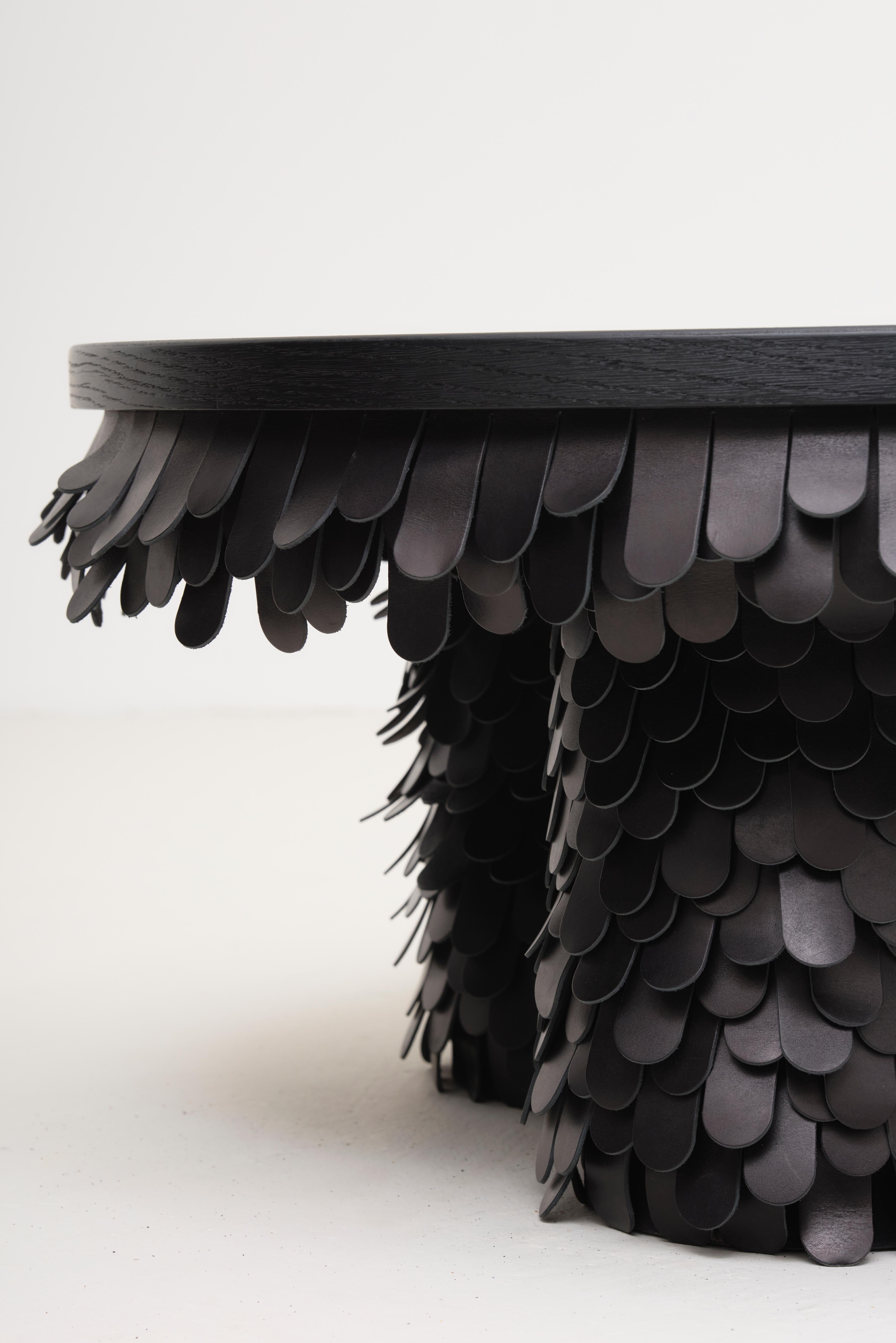 Turc table basse ronde en bois et cuir noir organique texturé en vente