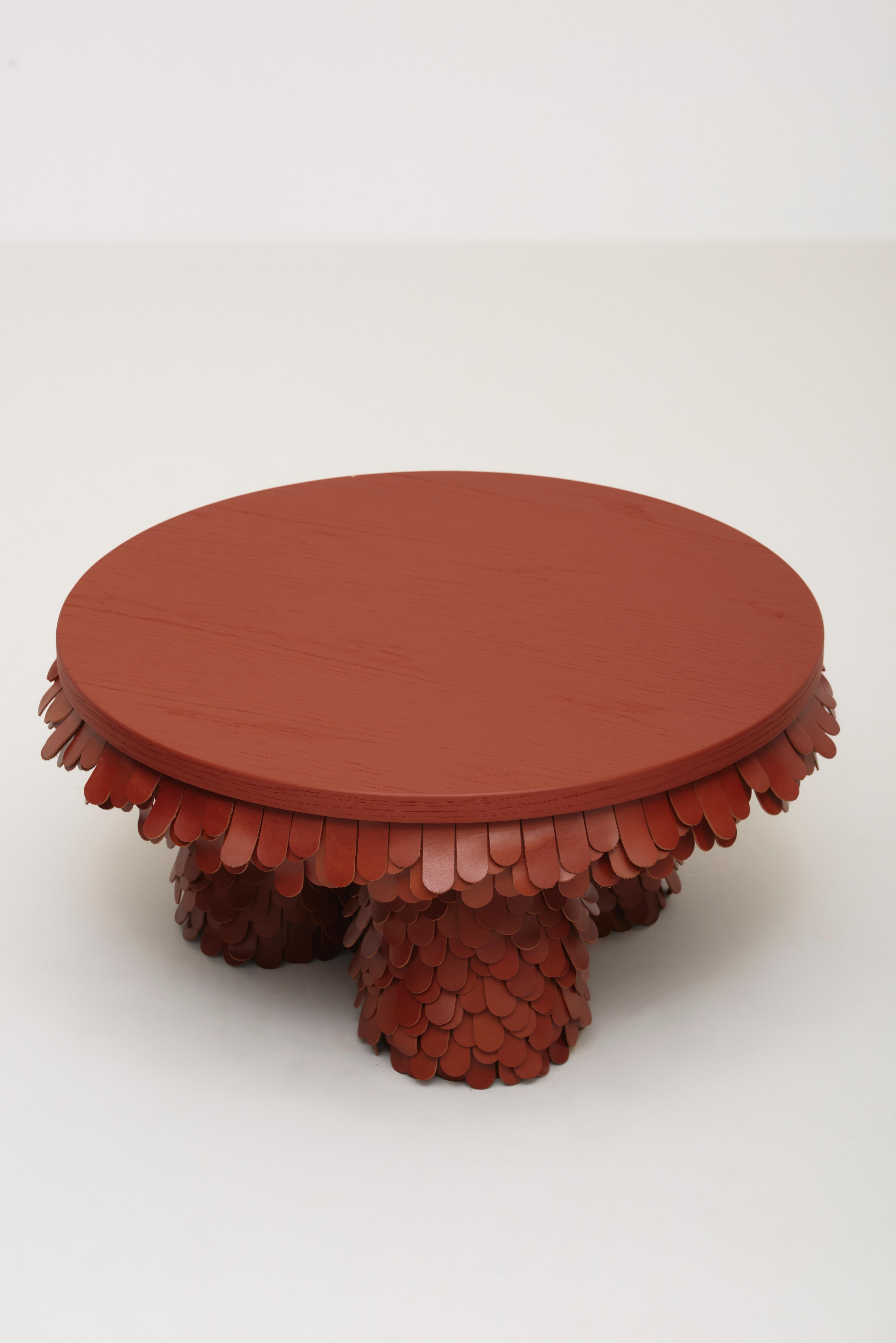 La table basse Betsy, conçue par Lara Bohinc pour Uniqka, allie l'artisanat traditionnel à l'esthétique contemporaine. Les formes sculpturales et volumineuses audacieuses combinent un travail du cuir complexe pour créer une fusion harmonieuse de