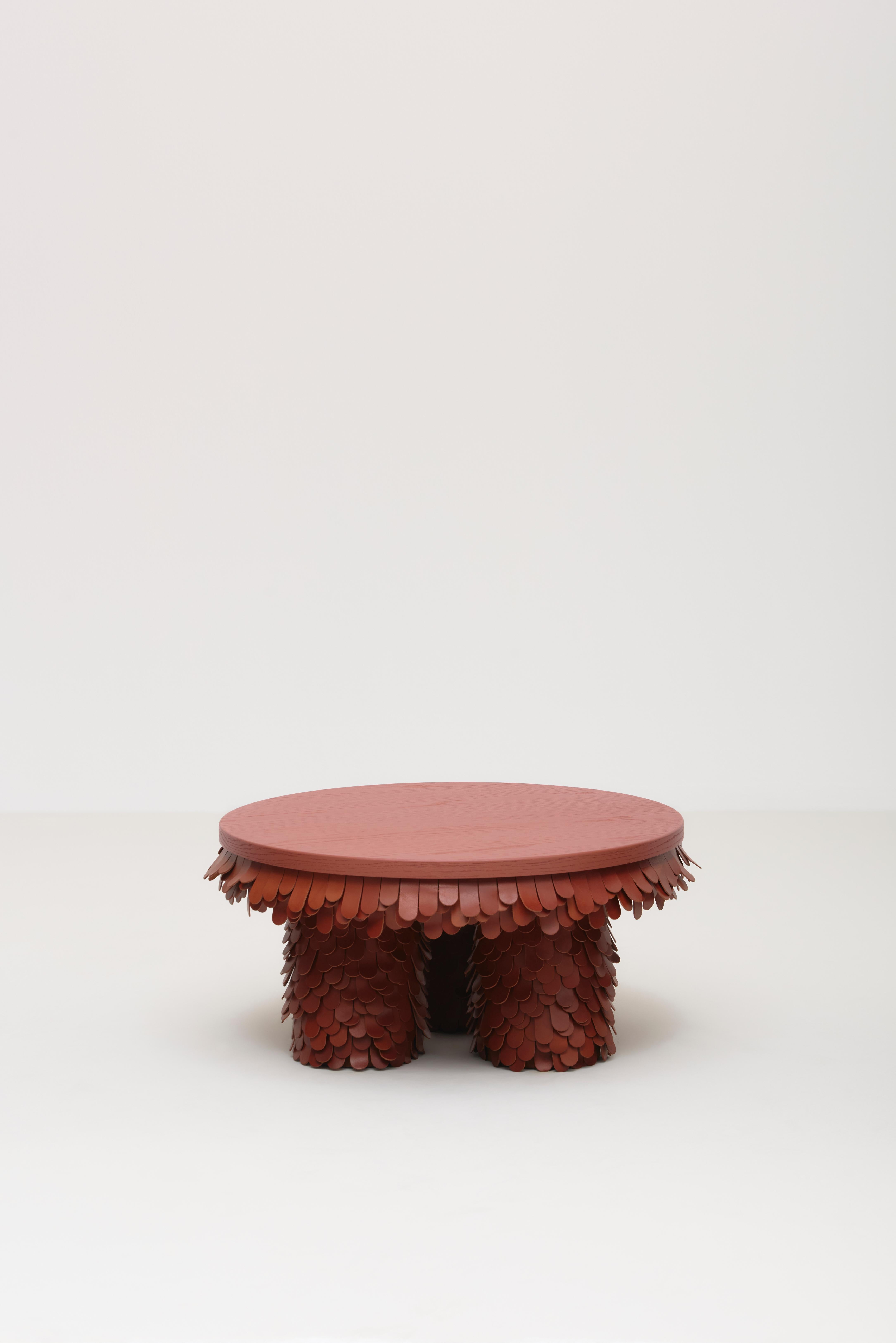 Organique table basse ronde en bois et cuir brun organique texturé en vente