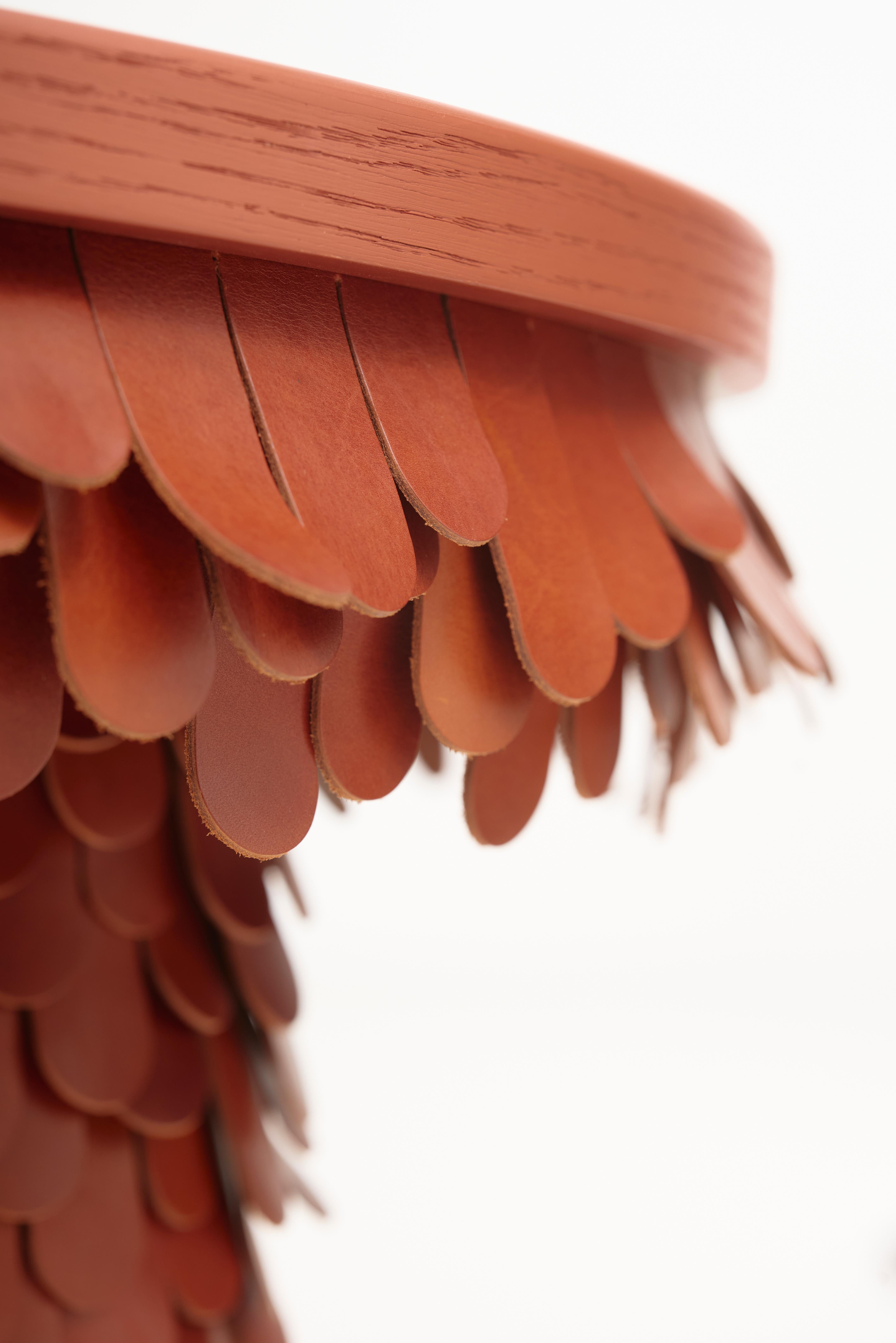 Turc table basse ronde en bois et cuir brun organique texturé en vente