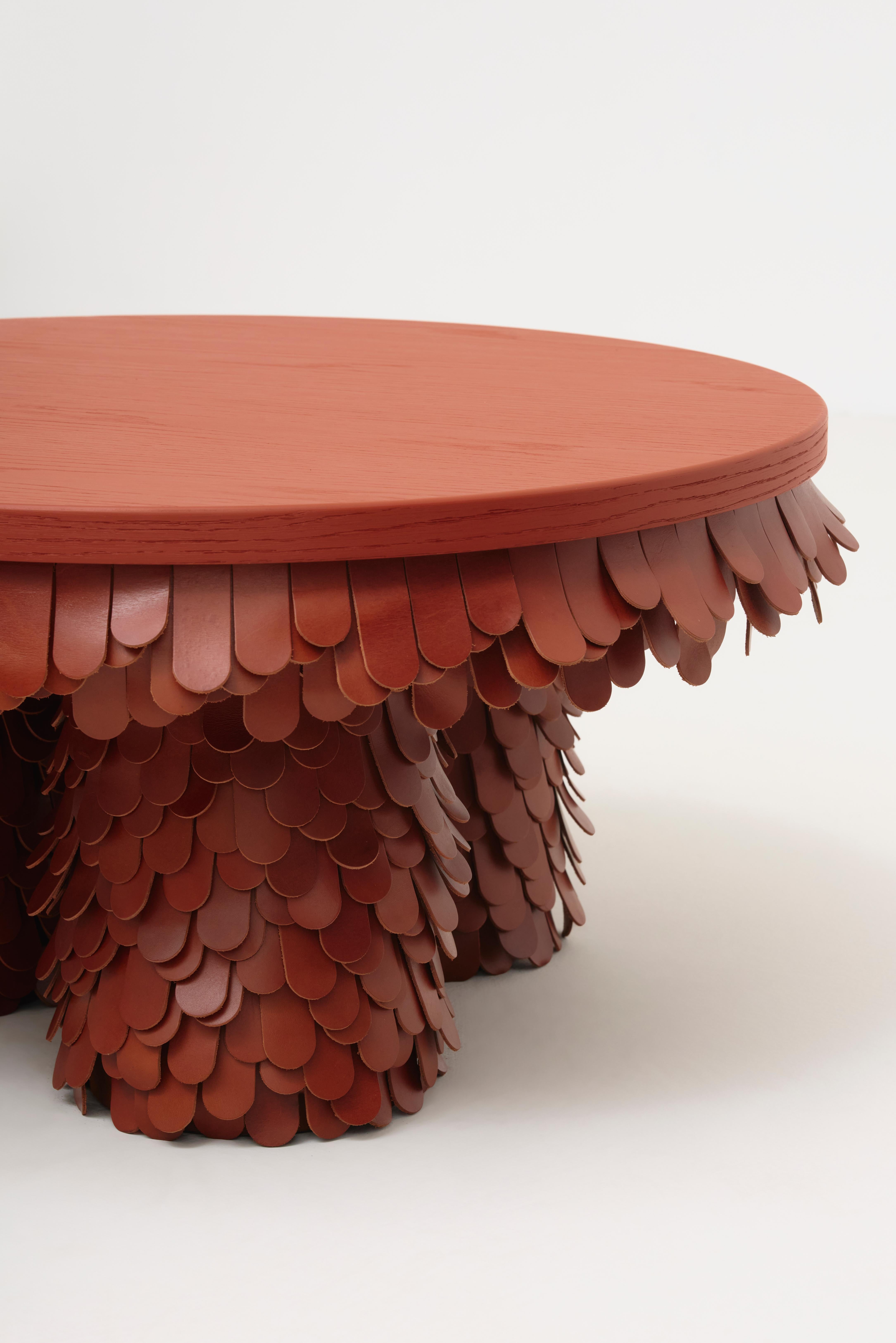 Fait main table basse ronde en bois et cuir brun organique texturé en vente
