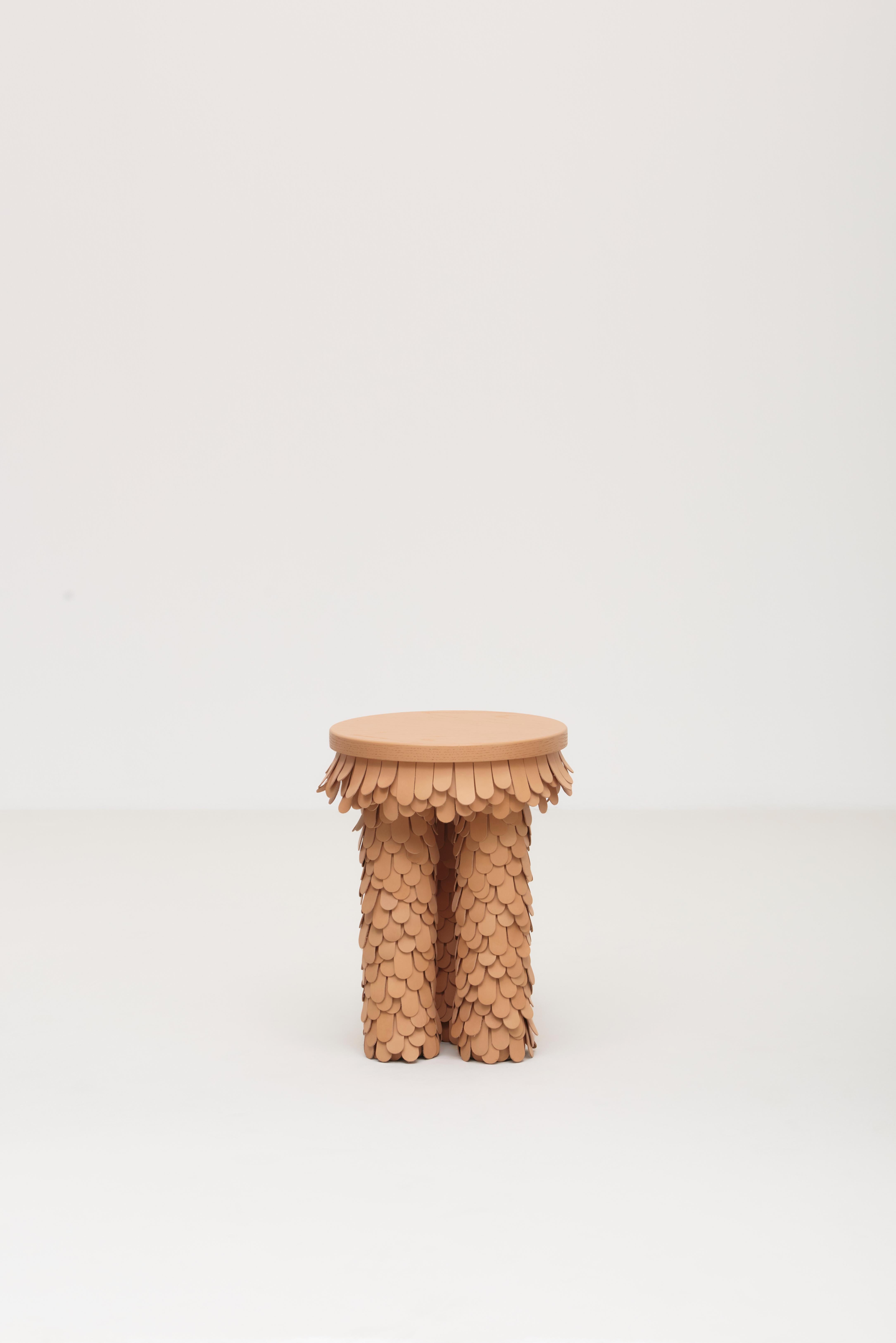 La table d'appoint Betsy, conçue par Lara Bohinc pour Uniqka, allie l'artisanat traditionnel à l'esthétique contemporaine. Les formes sculpturales et volumineuses audacieuses combinent un travail du cuir complexe pour créer une fusion harmonieuse de