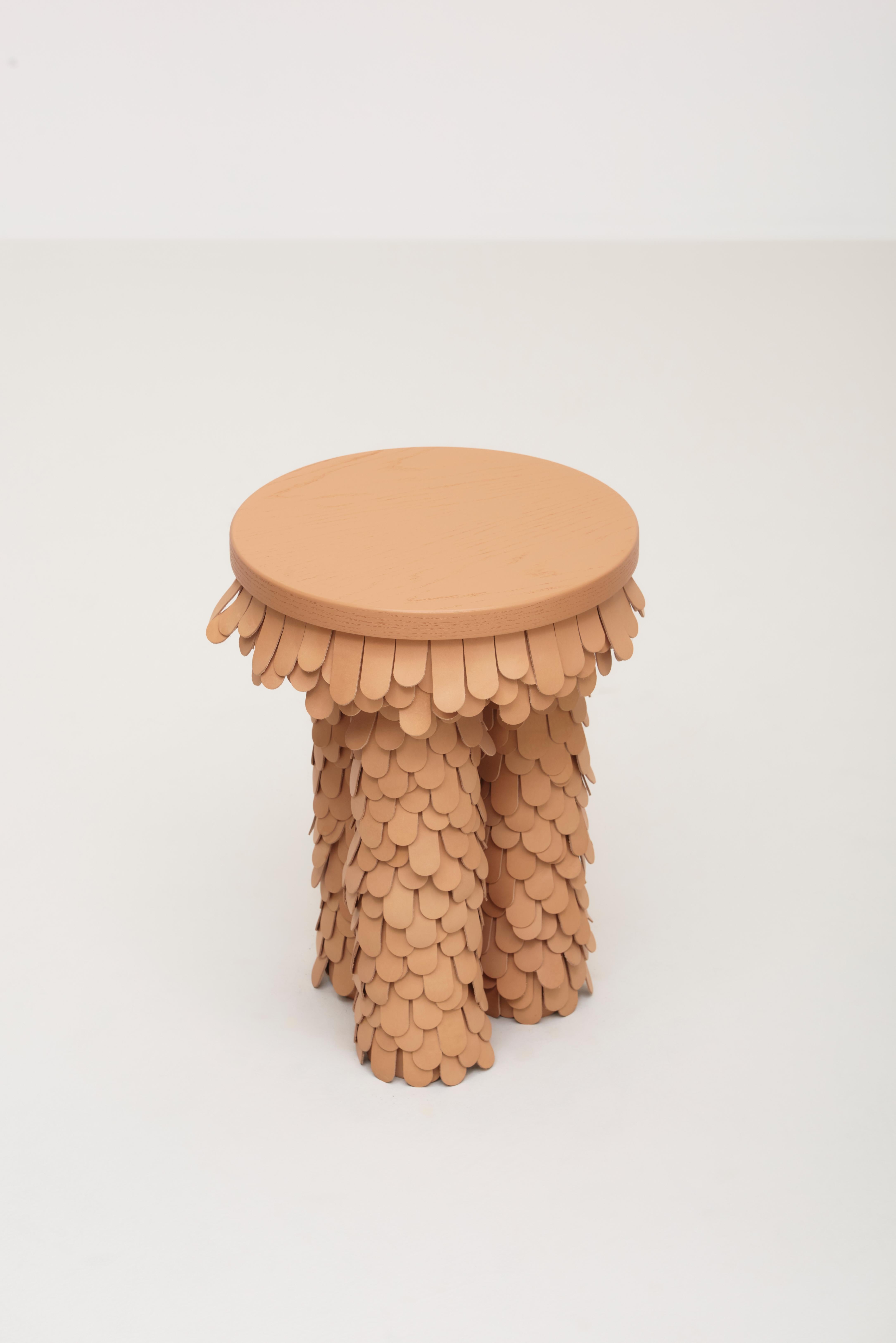 Organique table d'appoint ronde en cuir organique texturé et Wood Wood en vente