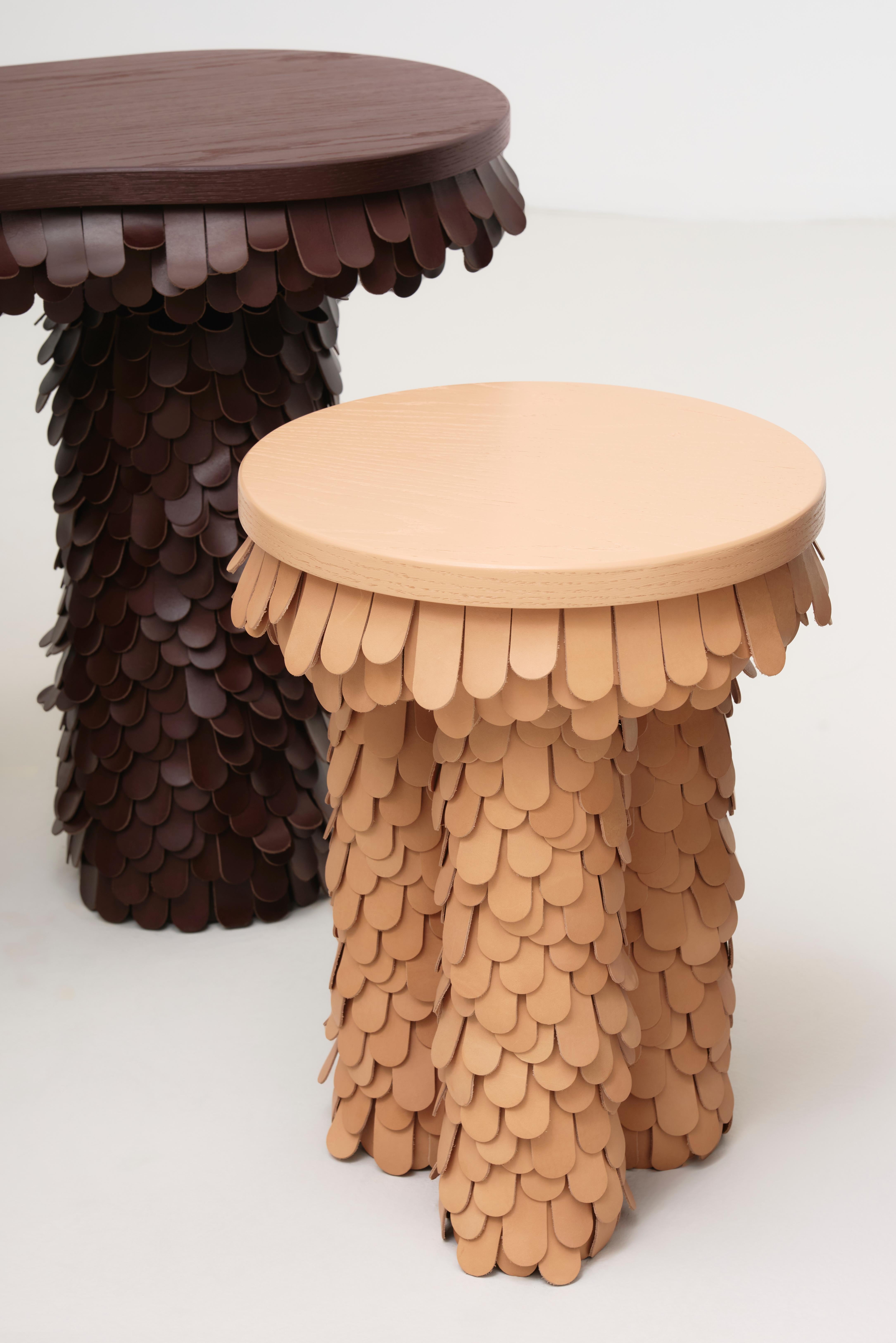 Fait main table d'appoint ronde en cuir organique texturé et Wood Wood en vente